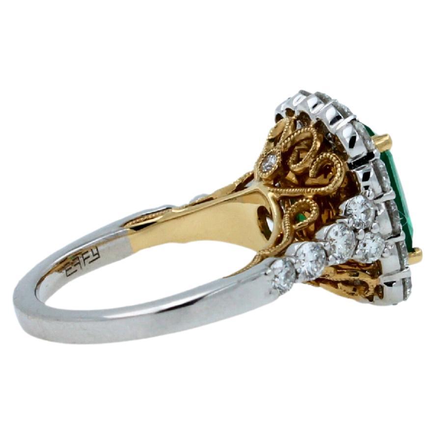 Klassischer Ring aus 14 Karat Weiß- und Gelbgold mit grünem Smaragd im Kissenschliff und Diamant-Halo im Angebot 5