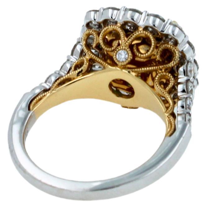 Klassischer Ring aus 14 Karat Weiß- und Gelbgold mit grünem Smaragd im Kissenschliff und Diamant-Halo im Angebot 6