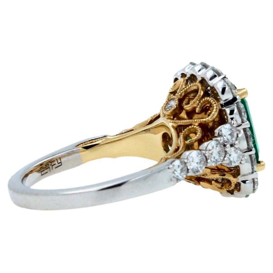 Klassischer Ring aus 14 Karat Weiß- und Gelbgold mit grünem Smaragd im Kissenschliff und Diamant-Halo im Angebot 7