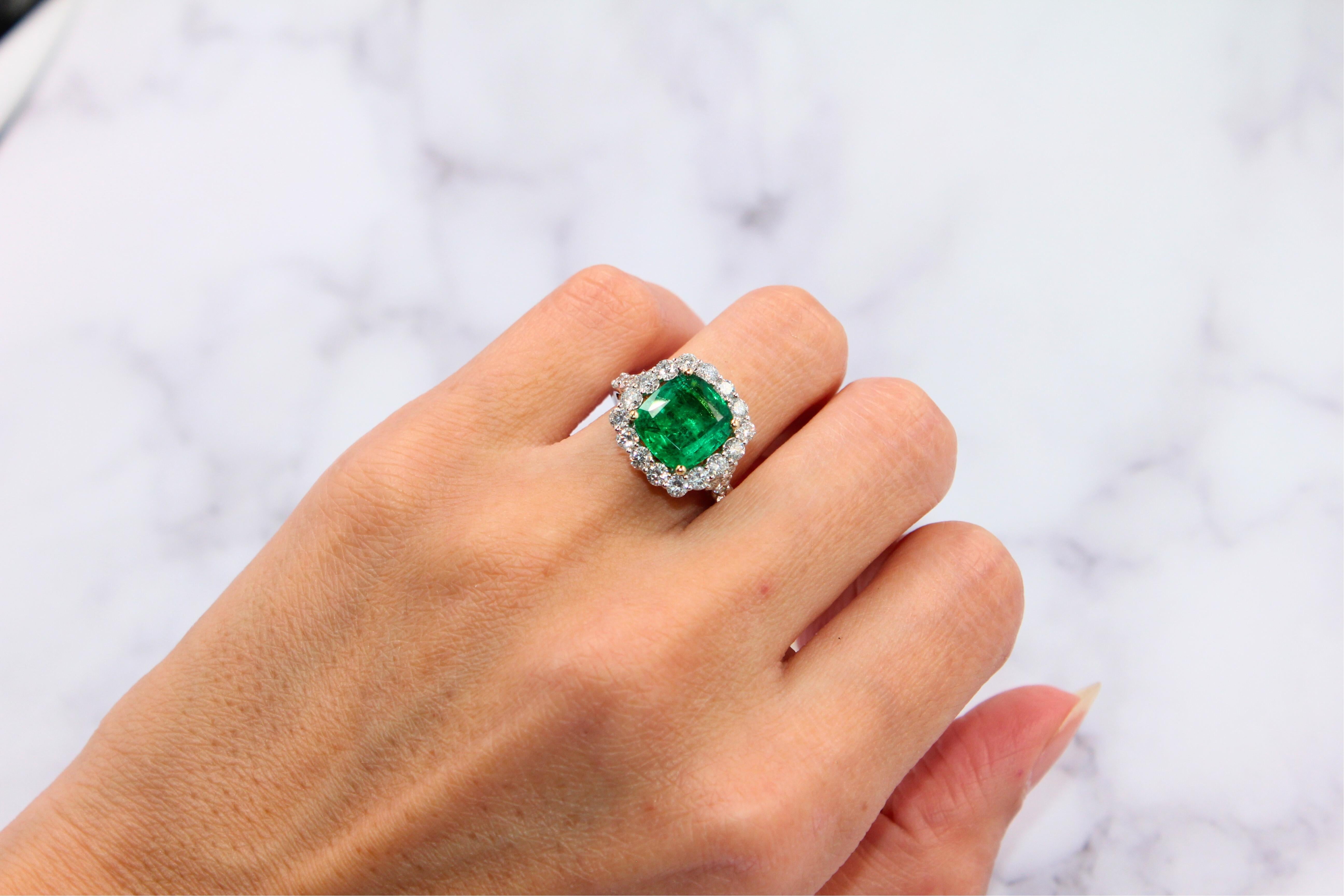 Classic Cushion Cut Green Emerald 14k White Yellow Gold Ring with Diamond Halo For Sale 8