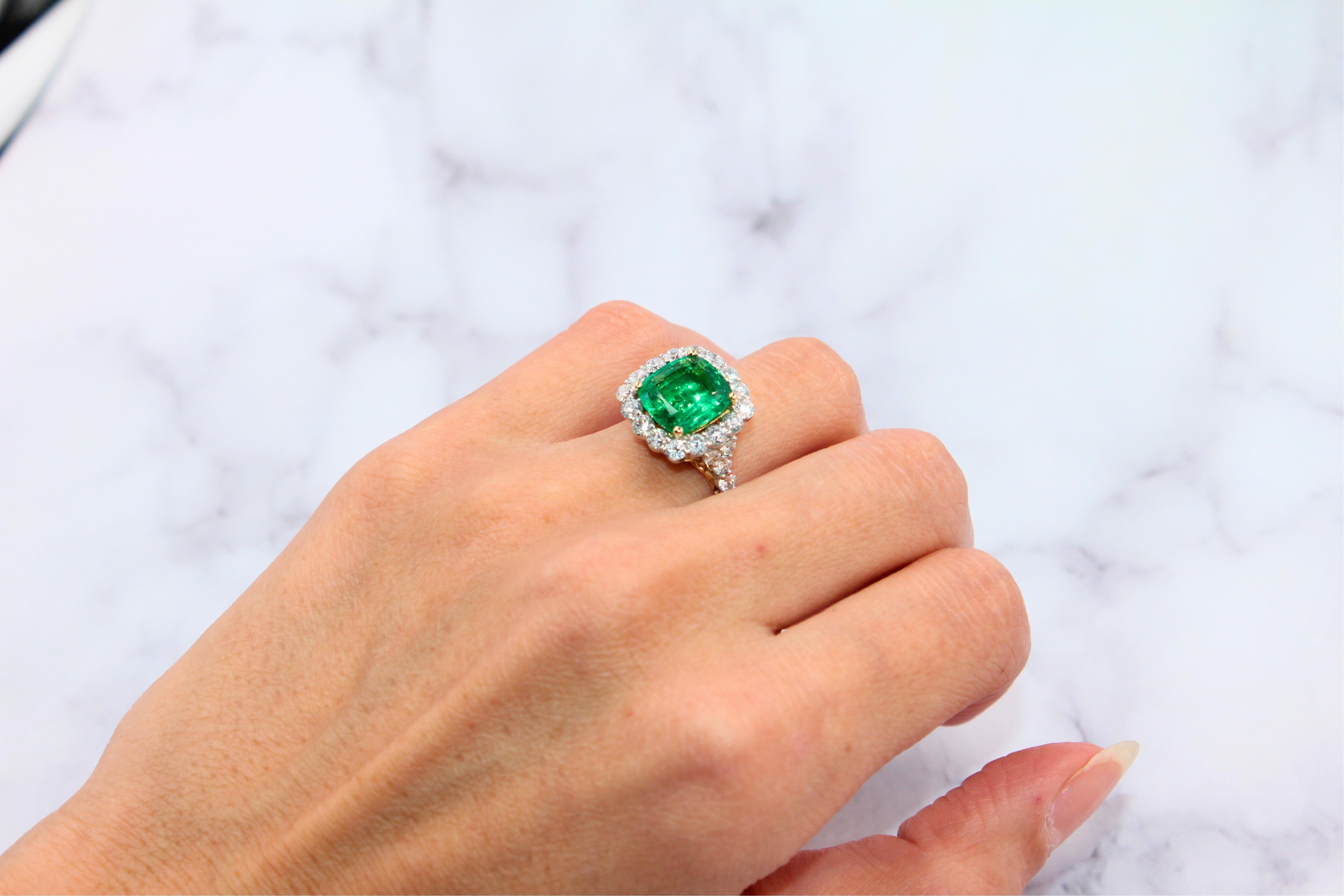 Klassischer Ring aus 14 Karat Weiß- und Gelbgold mit grünem Smaragd im Kissenschliff und Diamant-Halo im Angebot 9