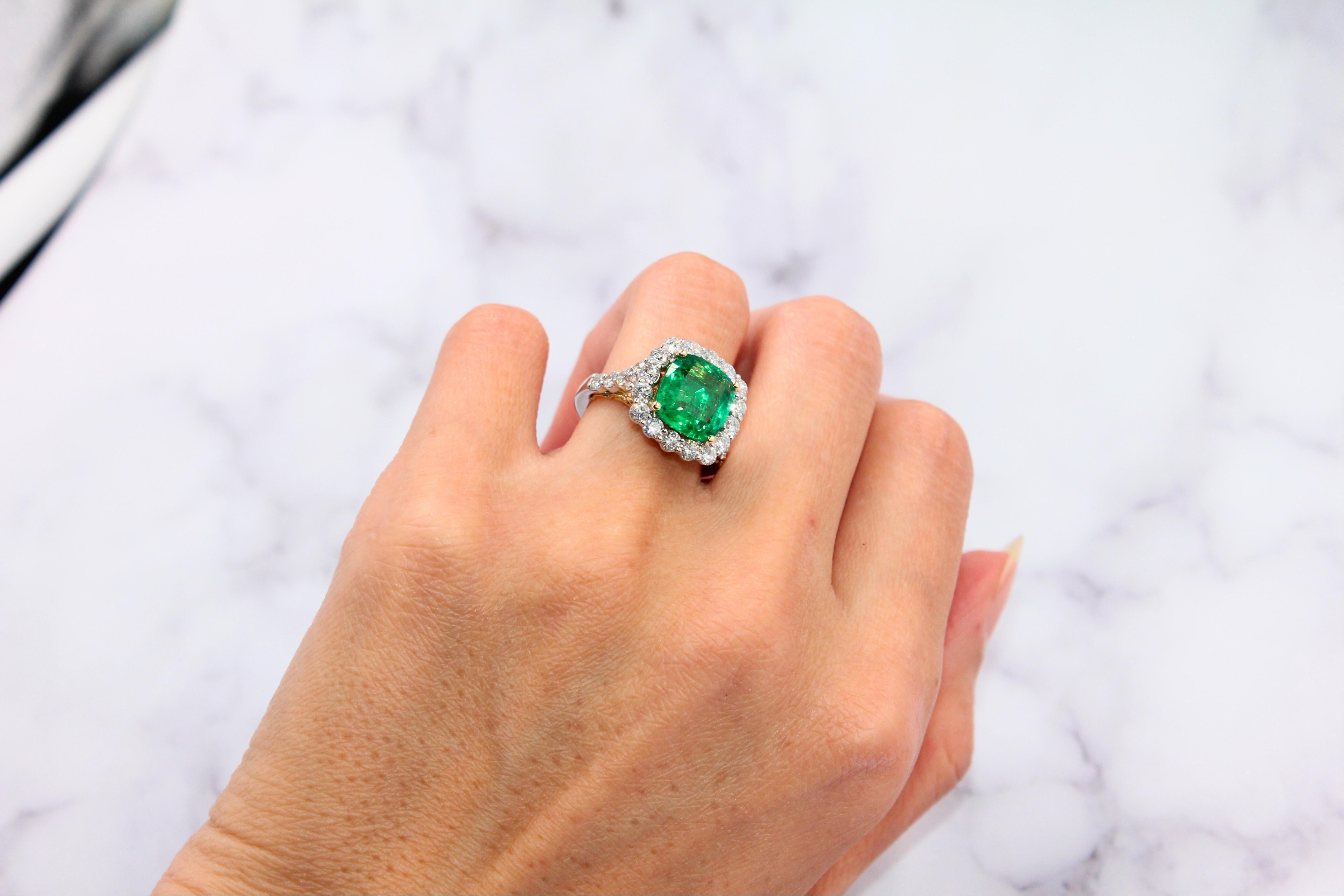 Klassischer Ring aus 14 Karat Weiß- und Gelbgold mit grünem Smaragd im Kissenschliff und Diamant-Halo im Angebot 10