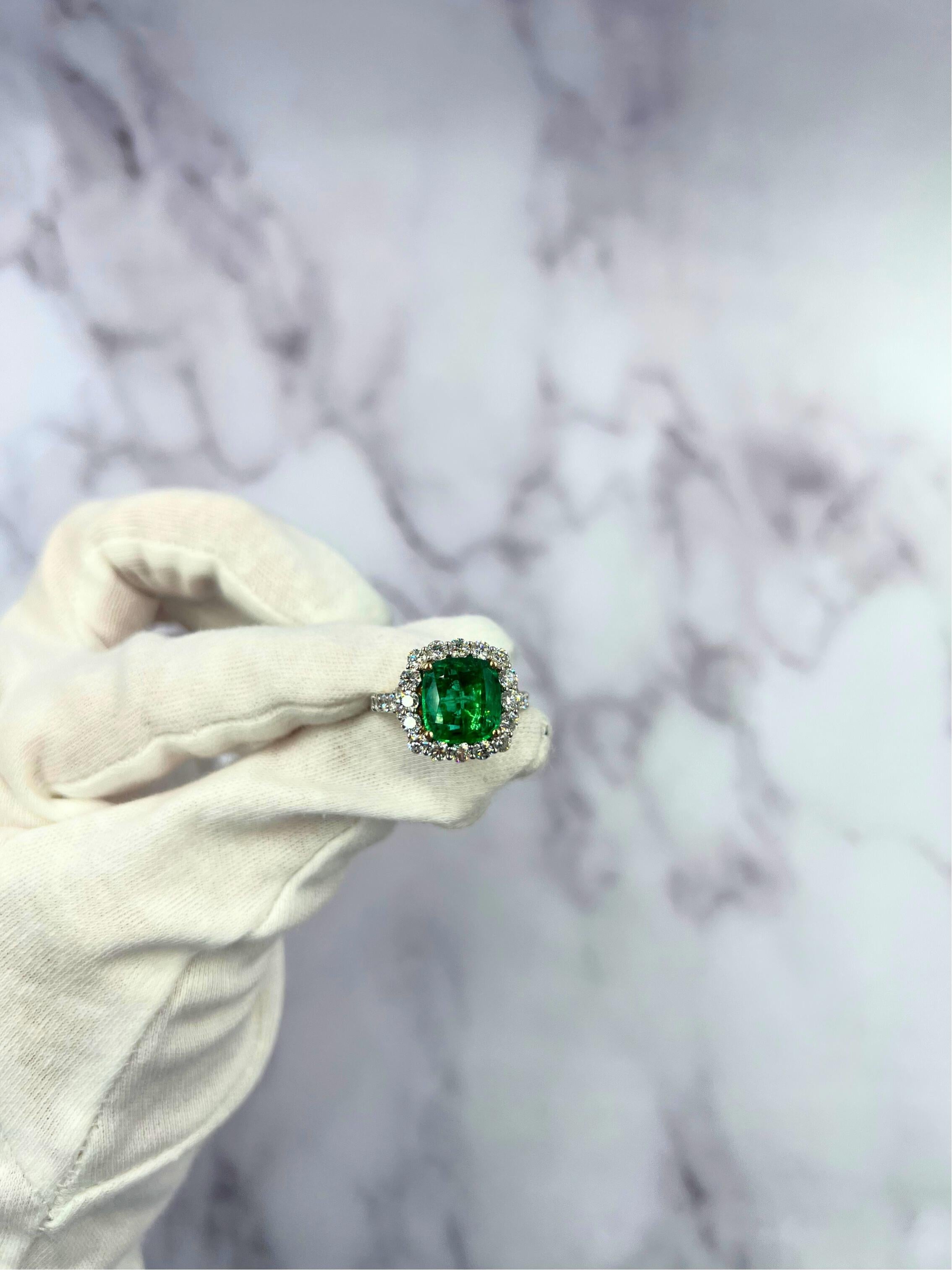 Klassischer Ring aus 14 Karat Weiß- und Gelbgold mit grünem Smaragd im Kissenschliff und Diamant-Halo im Angebot 11