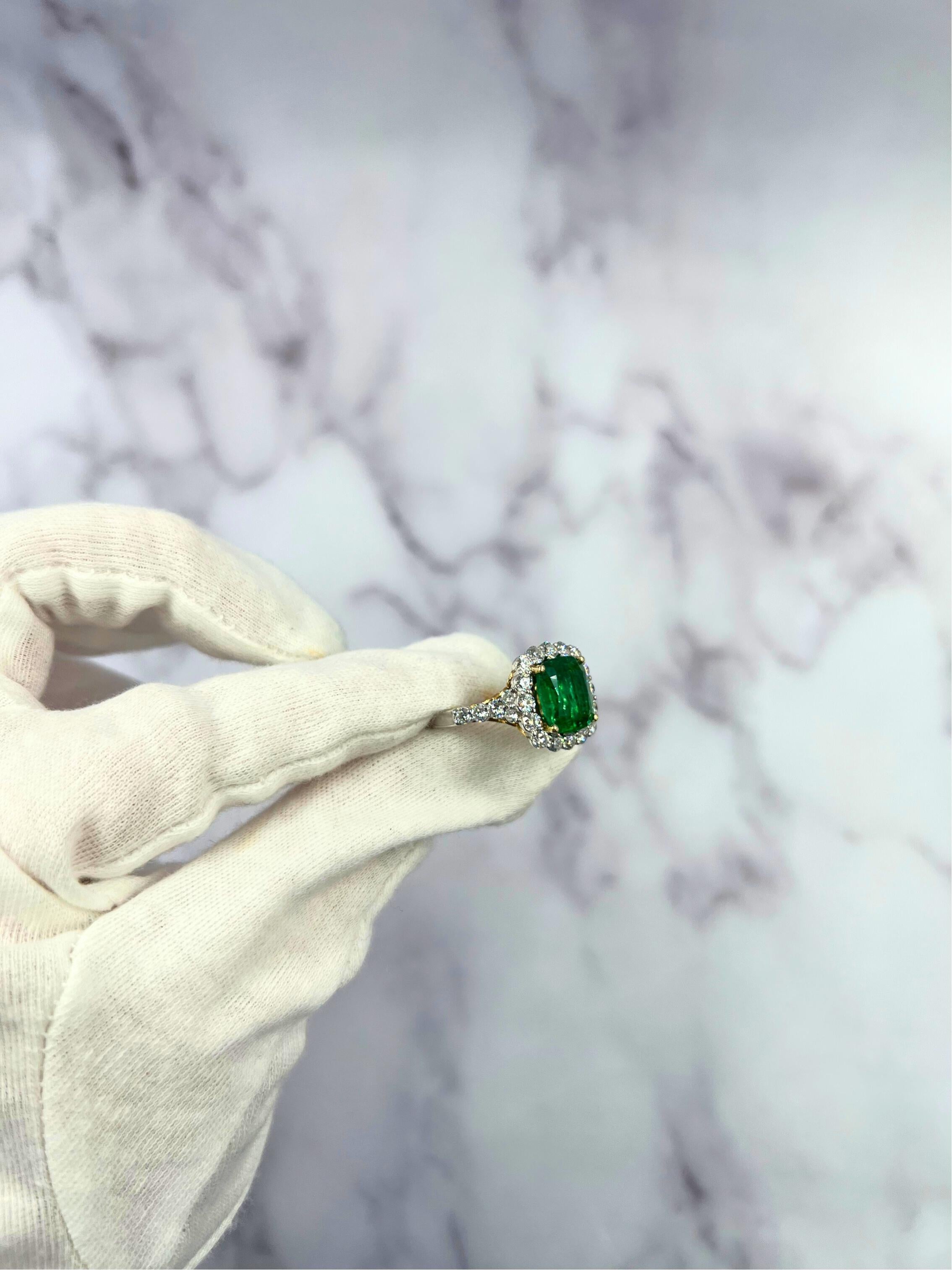 Klassischer Ring aus 14 Karat Weiß- und Gelbgold mit grünem Smaragd im Kissenschliff und Diamant-Halo im Angebot 12