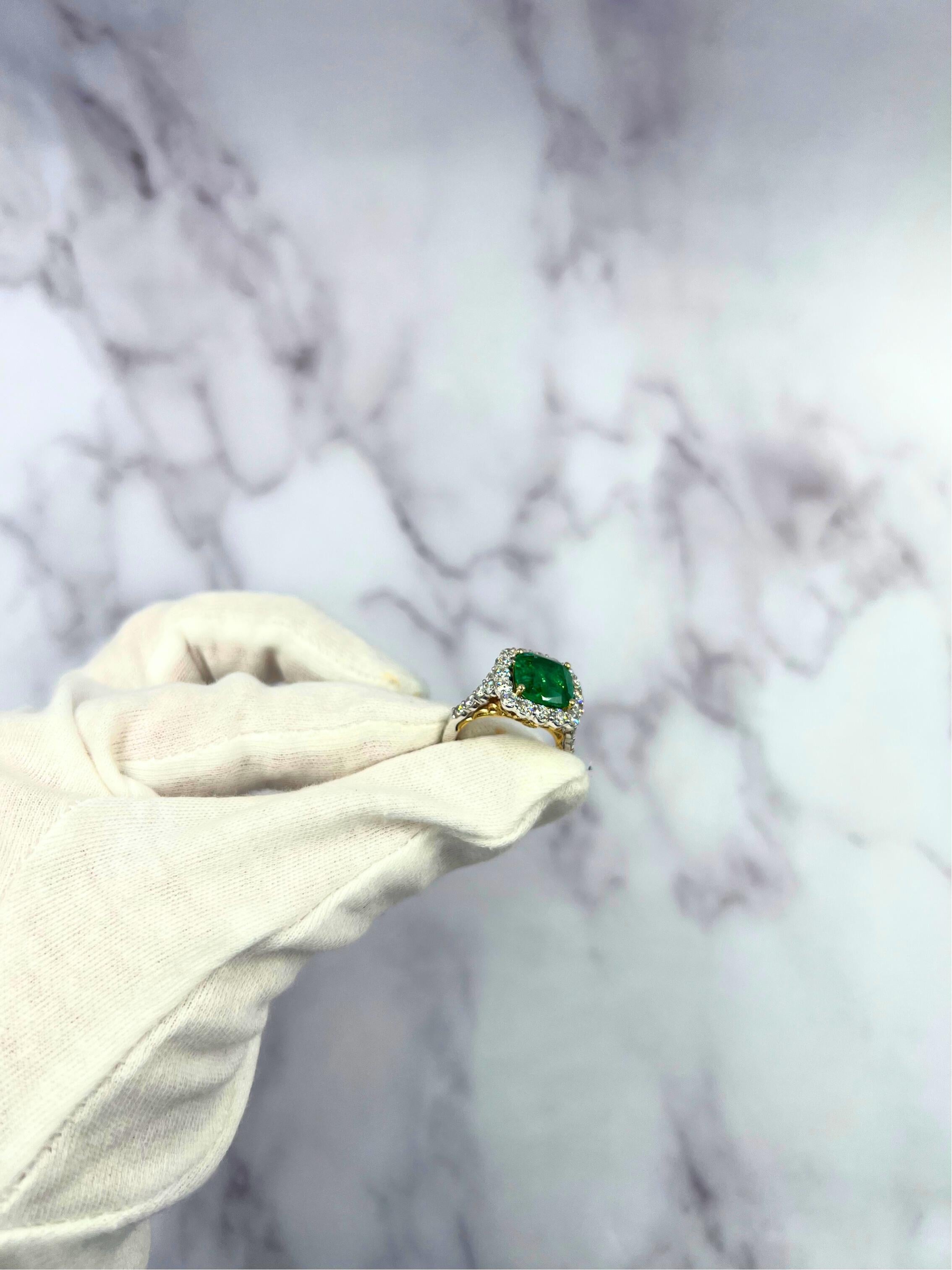 Klassischer Ring aus 14 Karat Weiß- und Gelbgold mit grünem Smaragd im Kissenschliff und Diamant-Halo im Angebot 13