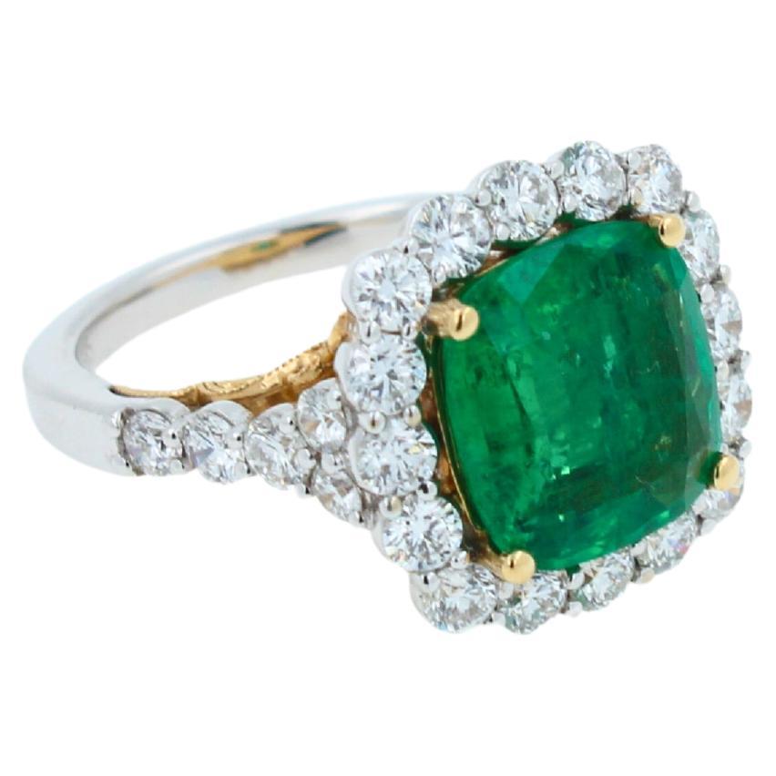 Klassischer Ring aus 14 Karat Weiß- und Gelbgold mit grünem Smaragd im Kissenschliff und Diamant-Halo (Art déco) im Angebot