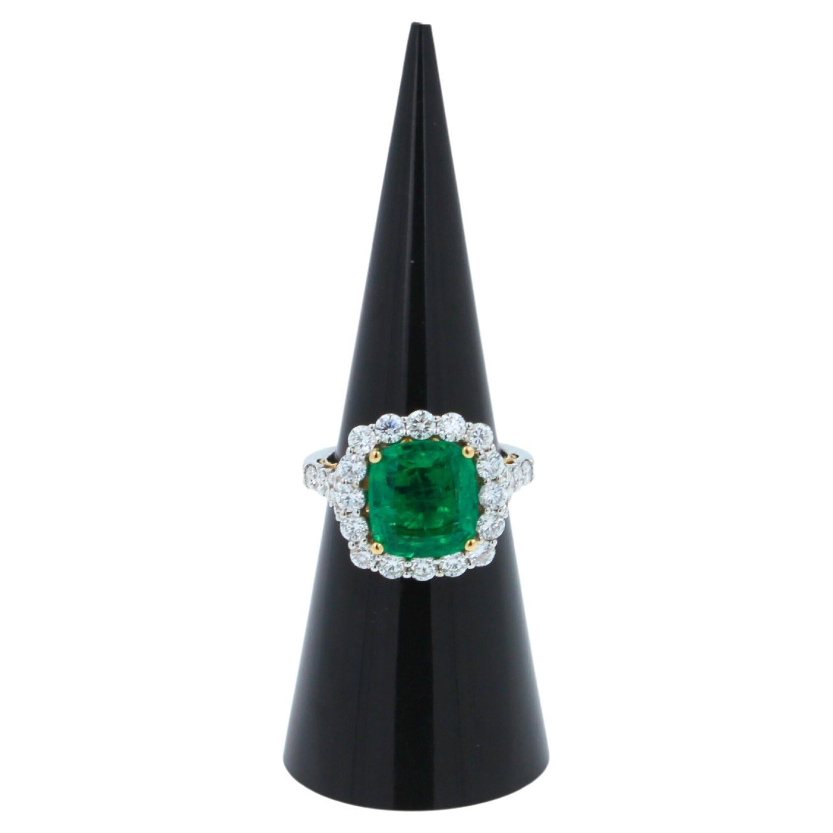 Classic Cushion Cut Green Emerald 14k White Yellow Gold Ring with Diamond Halo In New Condition For Sale In Oakton, VA