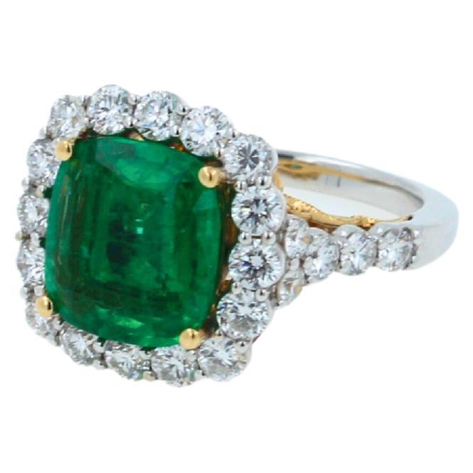 Klassischer Ring aus 14 Karat Weiß- und Gelbgold mit grünem Smaragd im Kissenschliff und Diamant-Halo Damen im Angebot