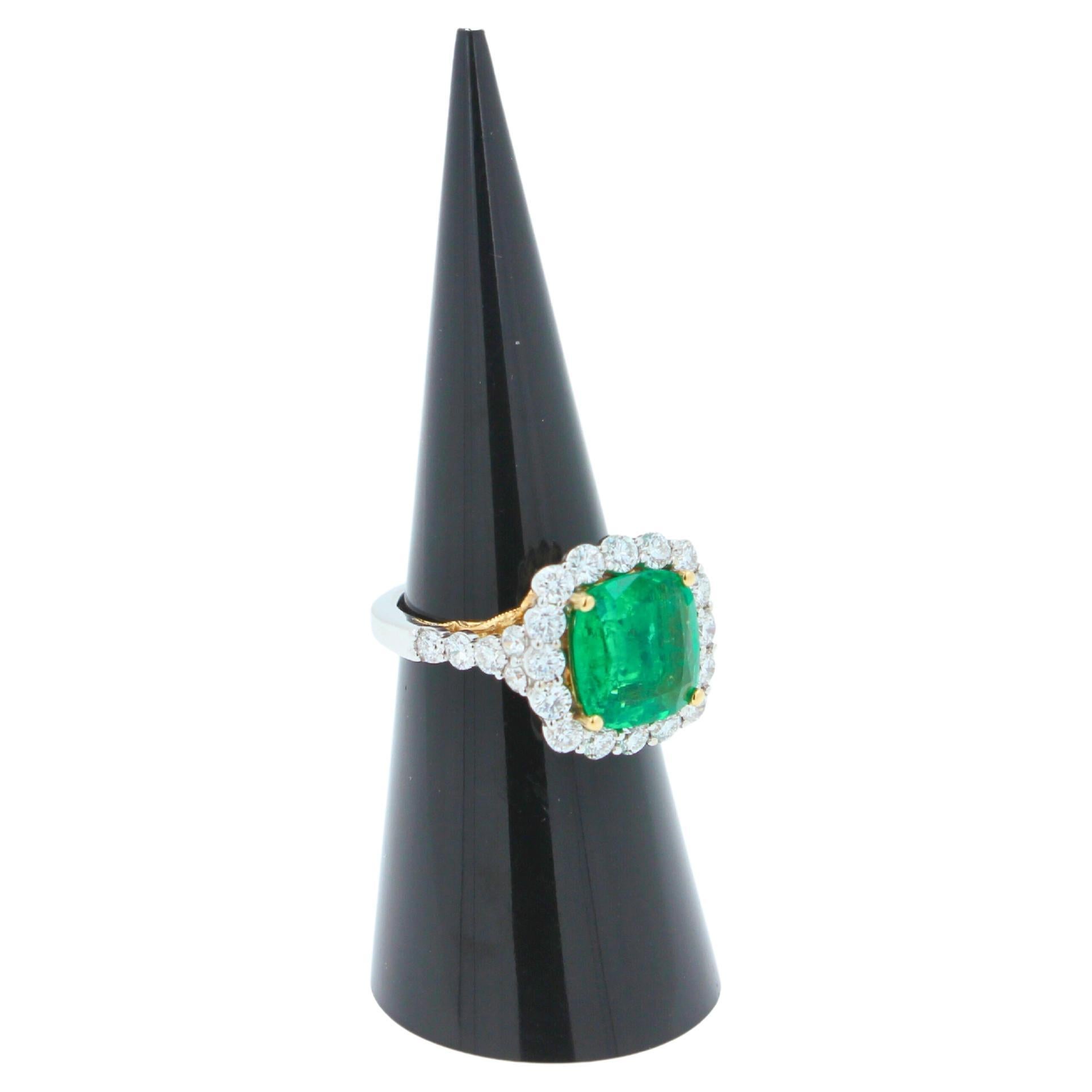 Klassischer Ring aus 14 Karat Weiß- und Gelbgold mit grünem Smaragd im Kissenschliff und Diamant-Halo im Angebot 1