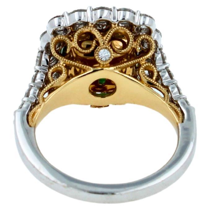 Klassischer Ring aus 14 Karat Weiß- und Gelbgold mit grünem Smaragd im Kissenschliff und Diamant-Halo im Angebot 2