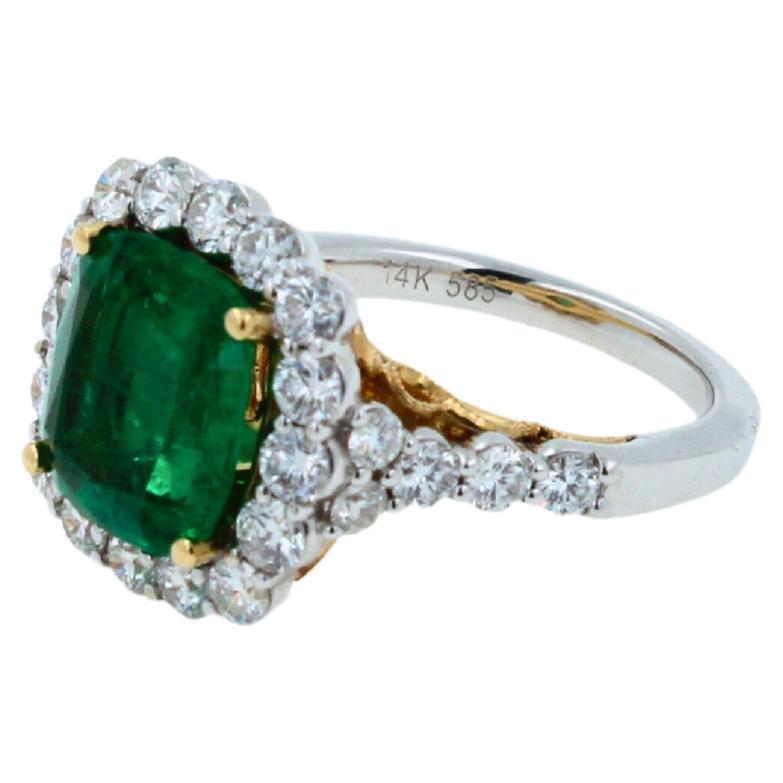 Klassischer Ring aus 14 Karat Weiß- und Gelbgold mit grünem Smaragd im Kissenschliff und Diamant-Halo im Angebot 4