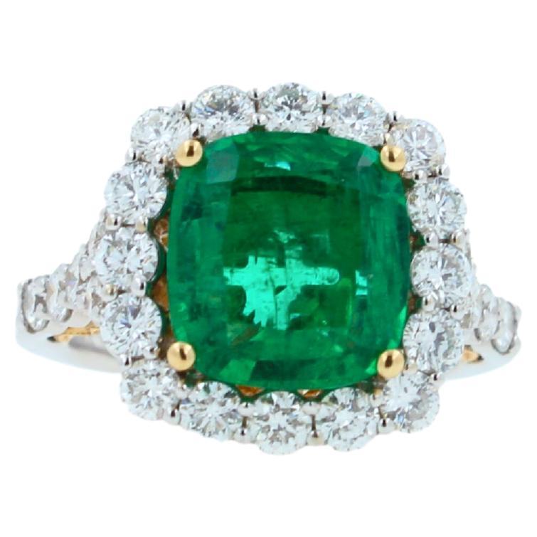 Klassischer Ring aus 14 Karat Weiß- und Gelbgold mit grünem Smaragd im Kissenschliff und Diamant-Halo im Angebot