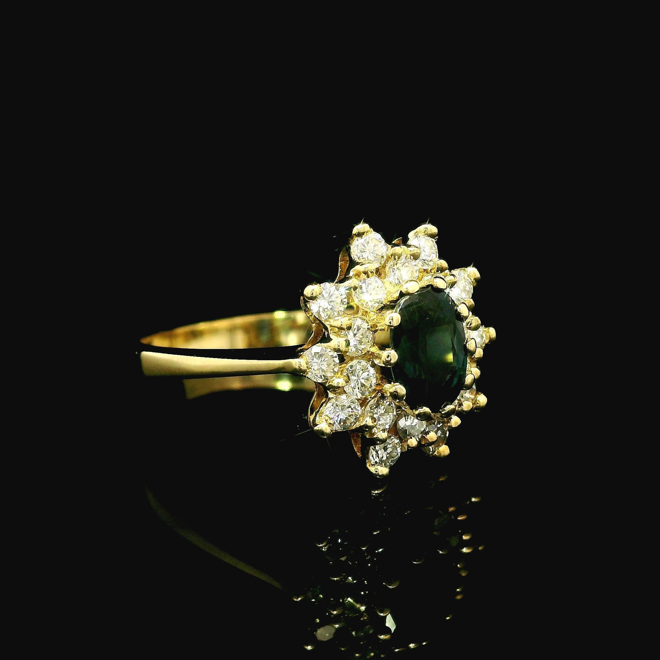 Classic Cute 14k Gelbgold 1,25ctw Saphir & Halo Diamond Cluster Petite Ring (Ovalschliff) im Angebot