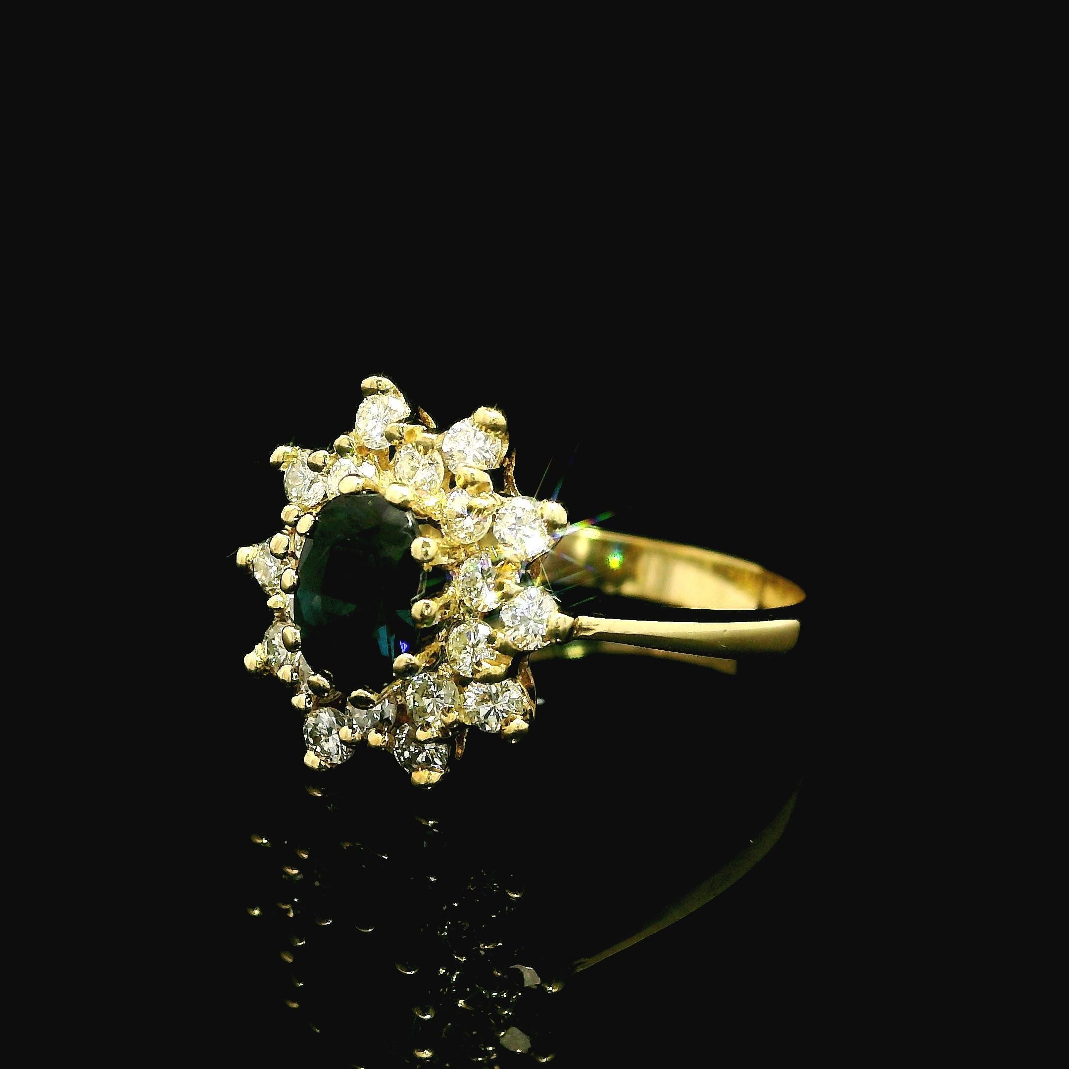 Classic Cute 14k Gelbgold 1,25ctw Saphir & Halo Diamond Cluster Petite Ring im Zustand „Gut“ im Angebot in Montclair, NJ
