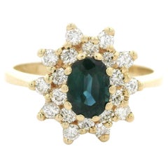 Anillo pequeño de oro amarillo de 14k con zafiro de 1,25 quilates y halo de diamantes