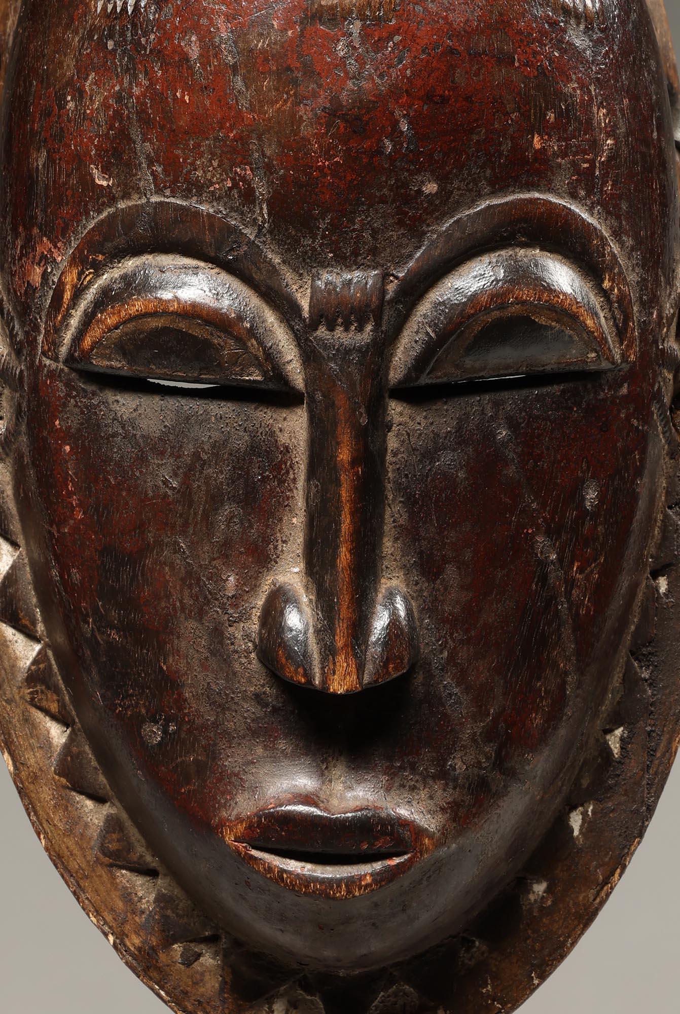 Klassische getanzte tiefrot-schwarze Baule-Maske, Elfenbeinküste, Afrika, Mitte 20. (Stammeskunst) im Angebot