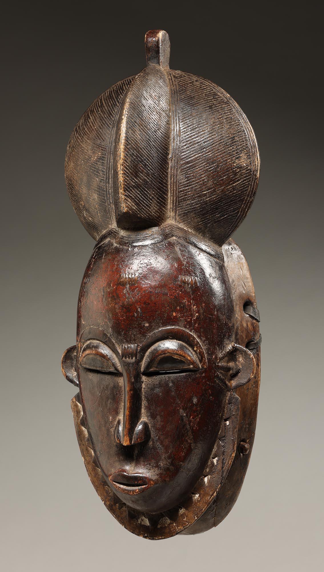 Klassische getanzte tiefrot-schwarze Baule-Maske, Elfenbeinküste, Afrika, Mitte 20. (Handgeschnitzt) im Angebot