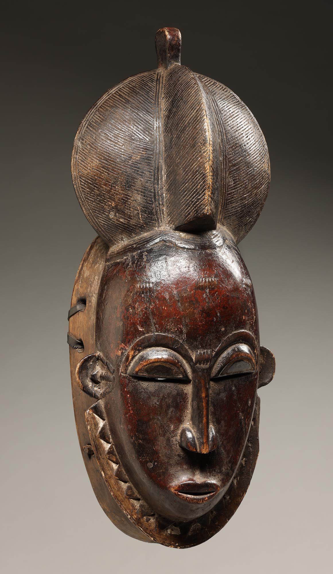 Klassische getanzte tiefrot-schwarze Baule-Maske, Elfenbeinküste, Afrika, Mitte 20. (Holz) im Angebot