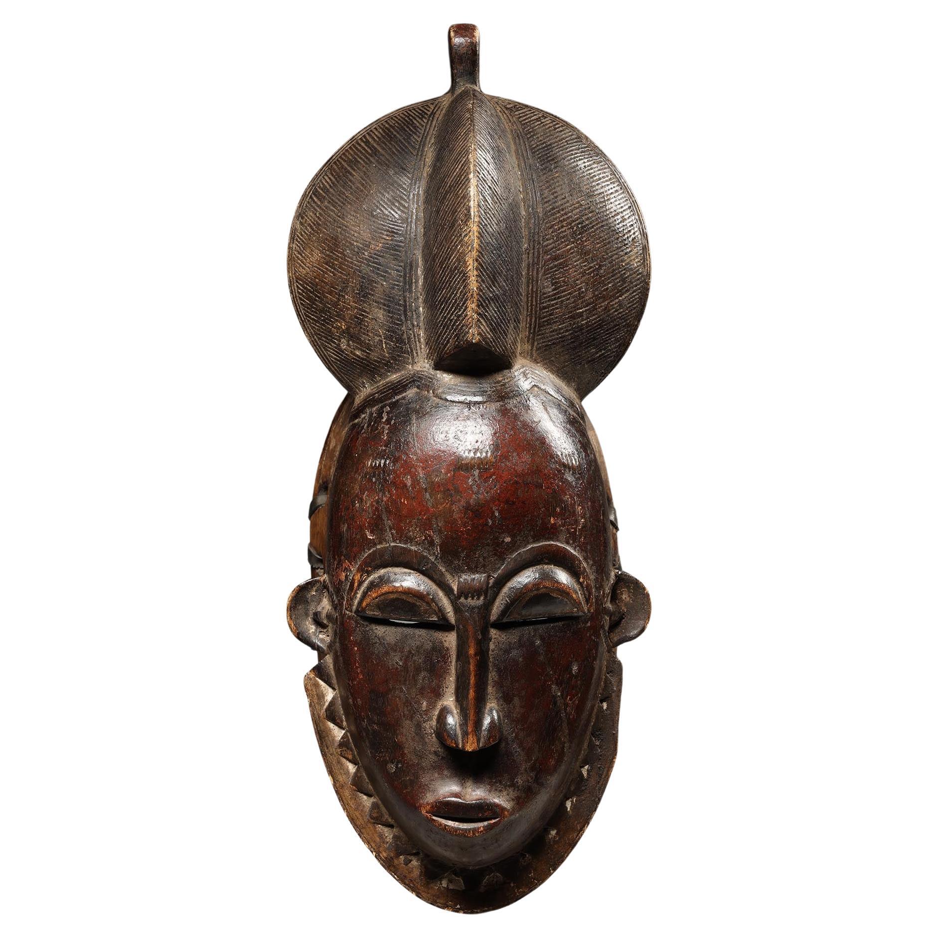 Masque Baoulé classique dansé rouge foncé et noir, Côte d'Ivoire, Afrique, milieu du 20e siècle en vente