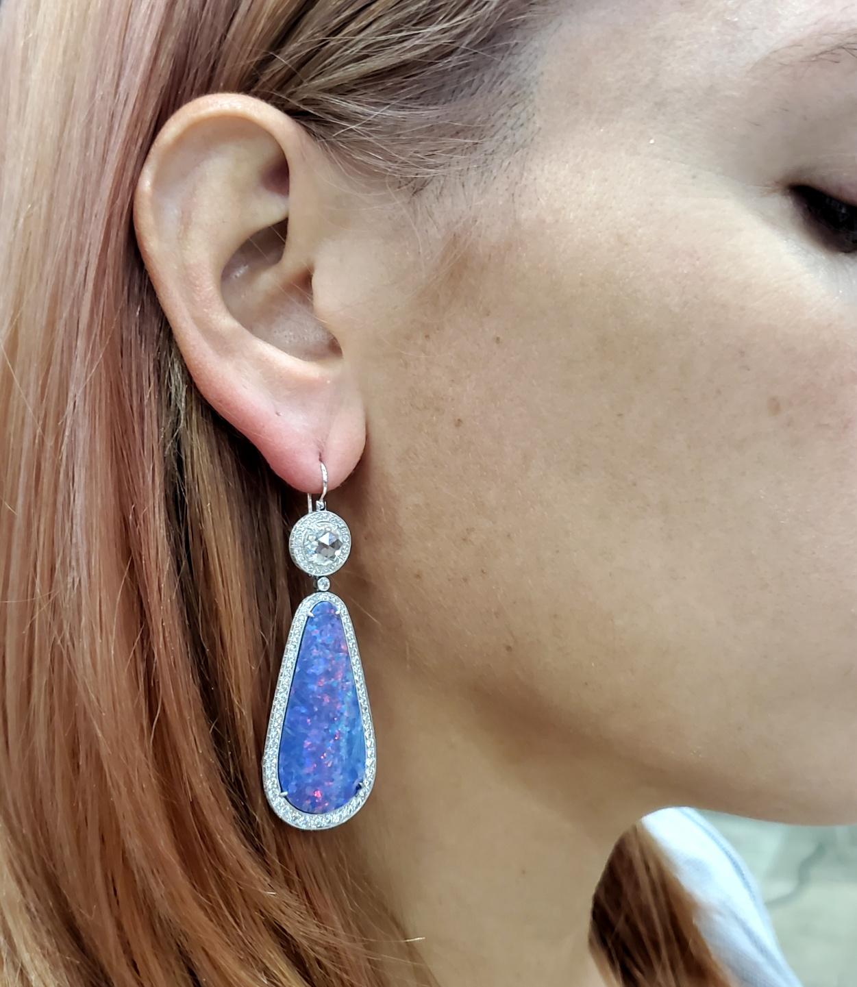Boucles d'oreilles pendantes classiques en platine avec 31,37 carats de diamants et opale Unisexe en vente