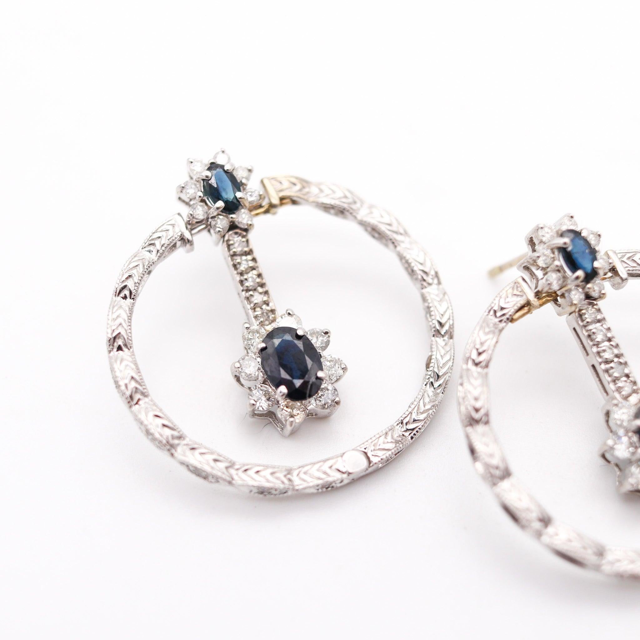 CLASSIC Dangles Drops Earrings In 18Kt Gold With 4.14 Ctw Diamonds & Sapphires In Excellent Condition For Sale In Miami, FL