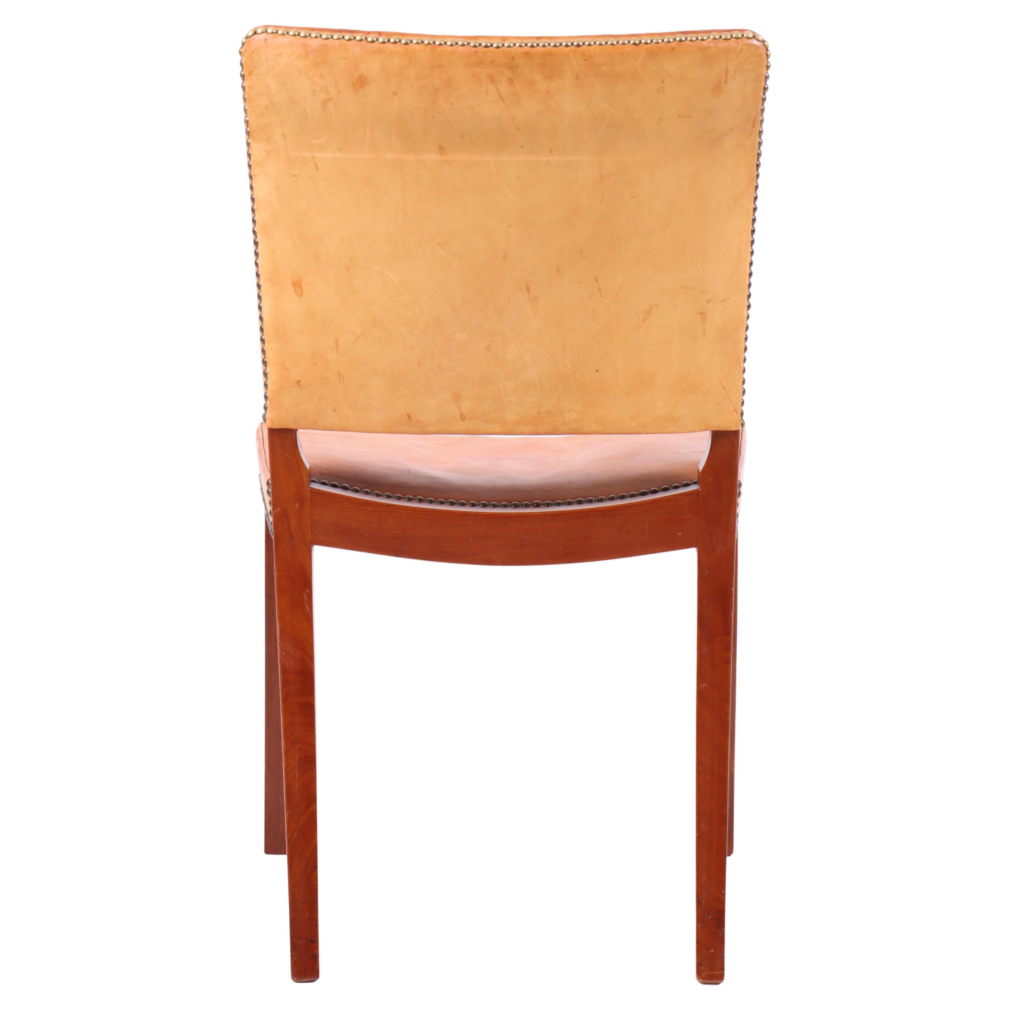 
Cette chaise est un exemple classique de mobilier danois des années 1940. La chaise est fabriquée en acajou de Cuba, ce qui lui confère une tonalité chaude et riche, caractéristique d'une grande qualité. L'assise et le dossier sont revêtus de cuir