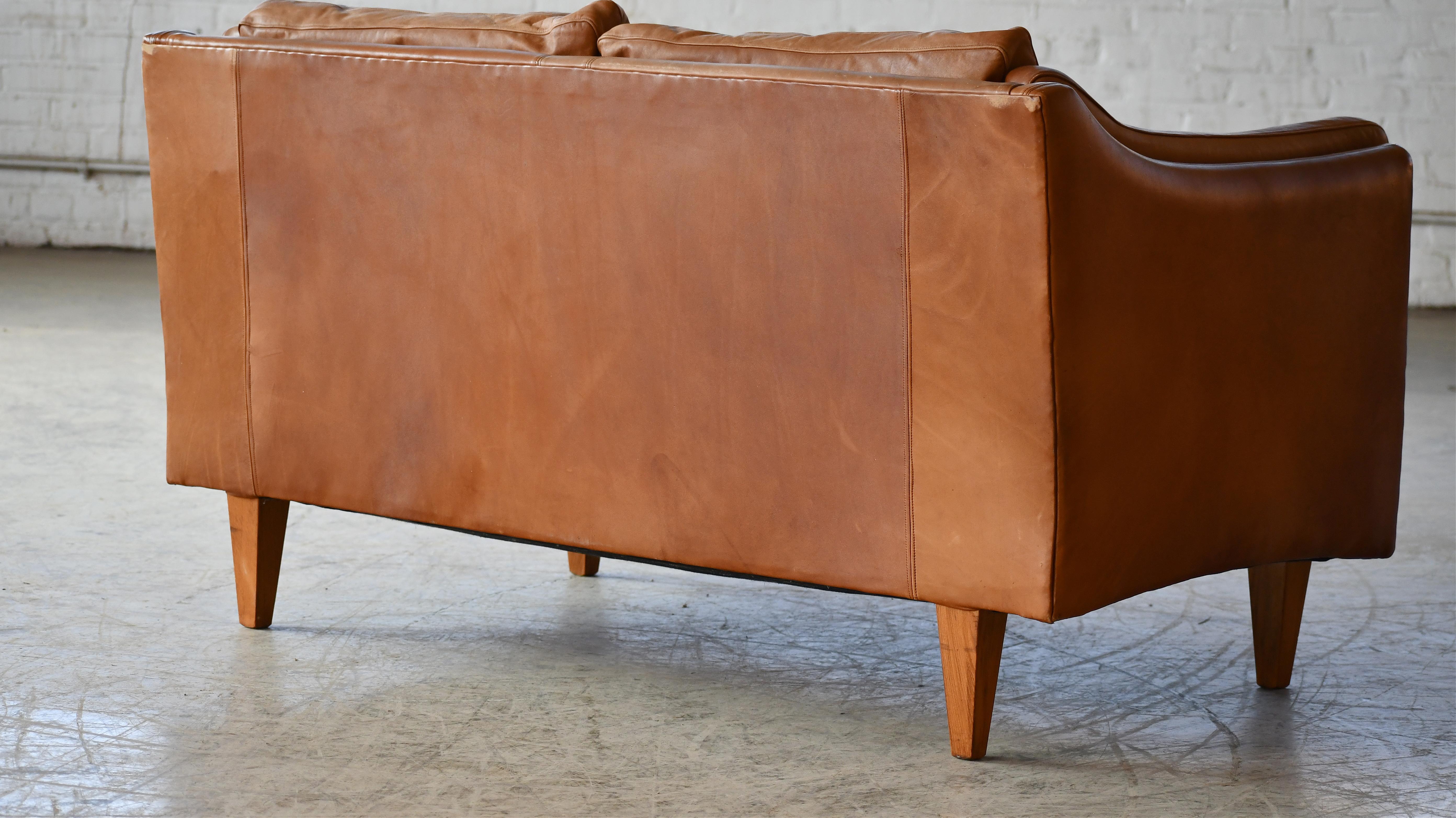 Klassisches dänisches Zweisitzer-Sofa oder Loveseat aus cognacfarbenem Leder aus den 1960er Jahren  im Angebot 4