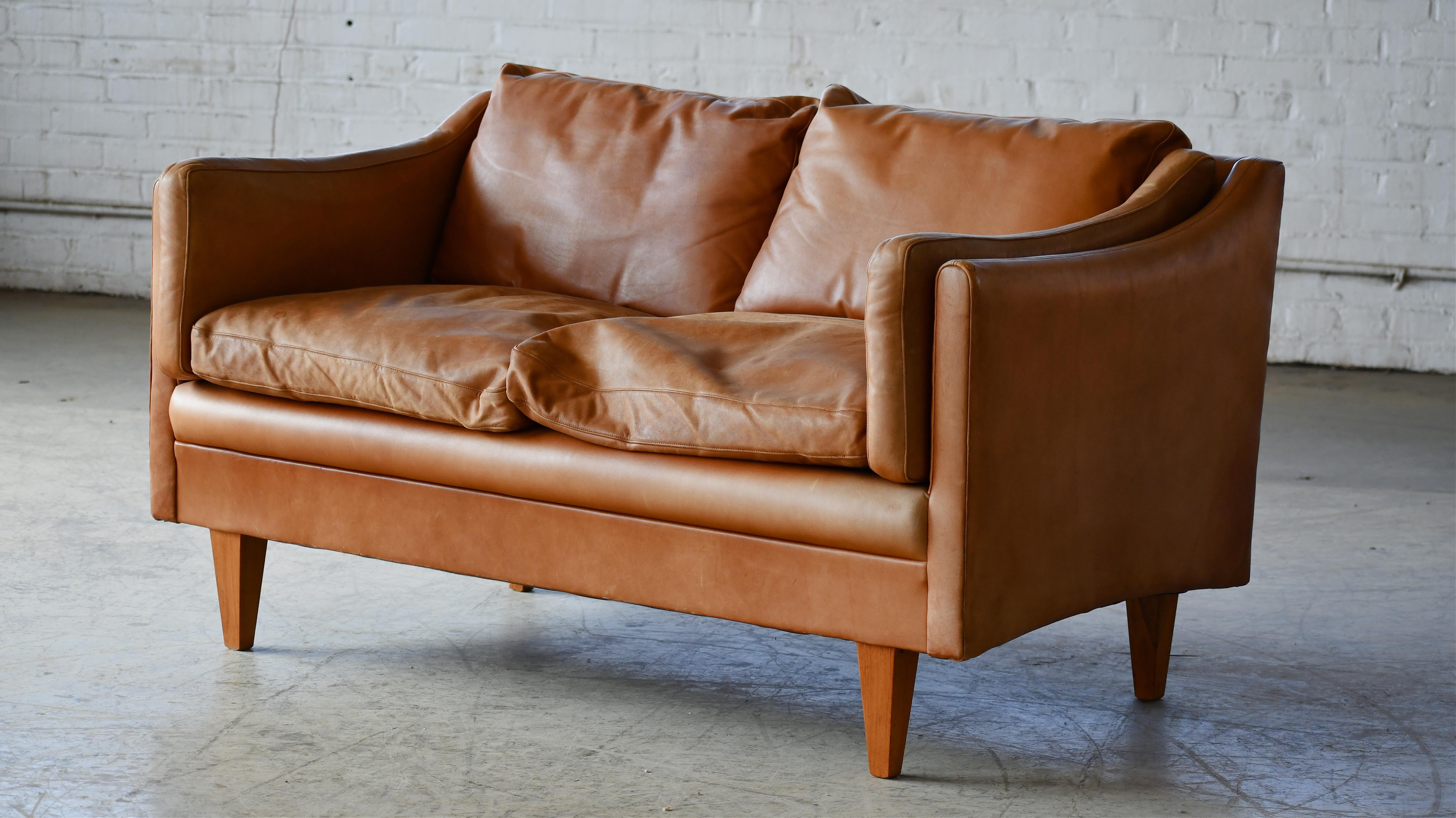 Klassisches dänisches Zweisitzer-Sofa oder Loveseat aus cognacfarbenem Leder aus den 1960er Jahren  (Moderne der Mitte des Jahrhunderts) im Angebot