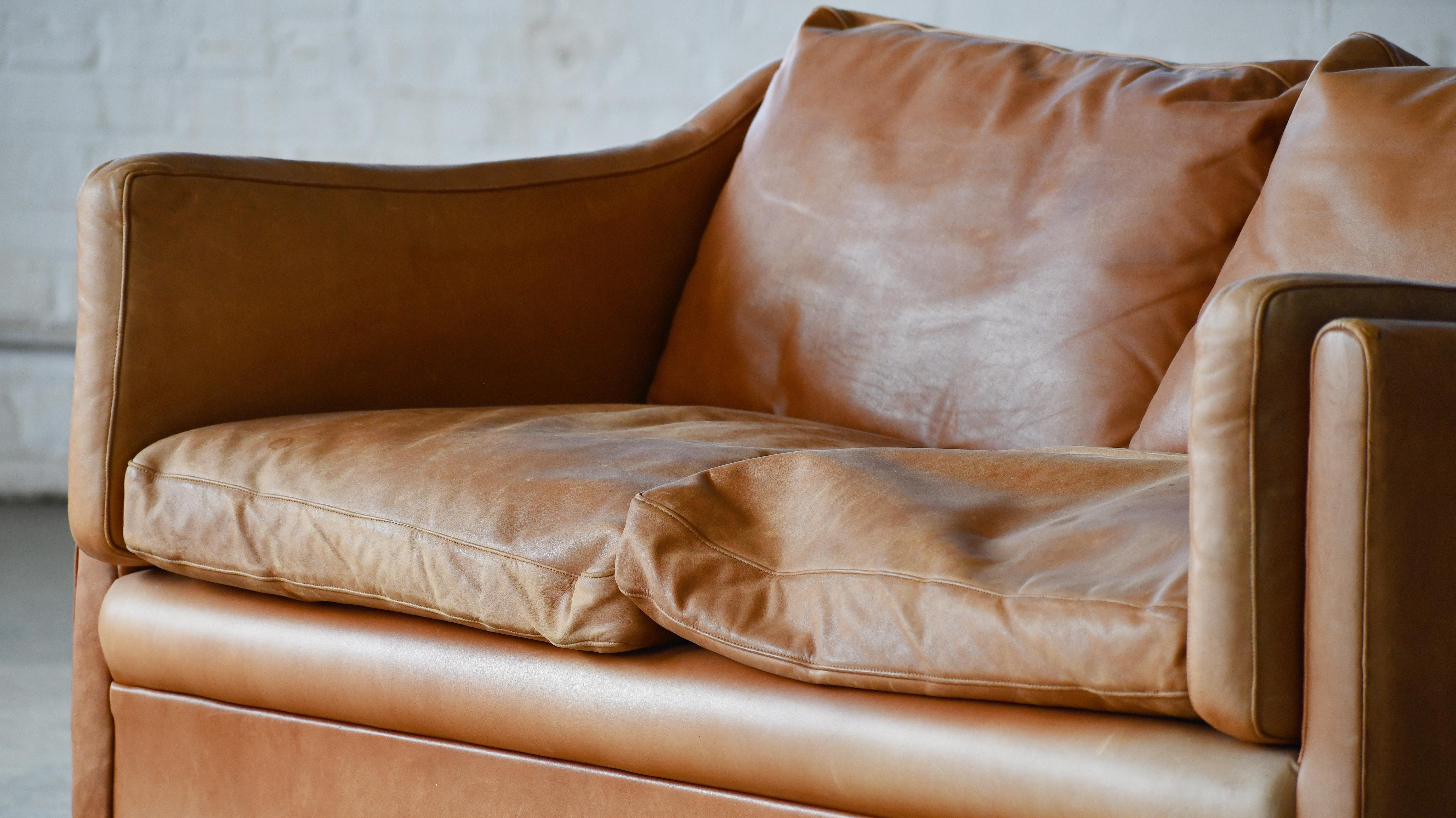 Klassisches dänisches Zweisitzer-Sofa oder Loveseat aus cognacfarbenem Leder aus den 1960er Jahren  (Dänisch) im Angebot