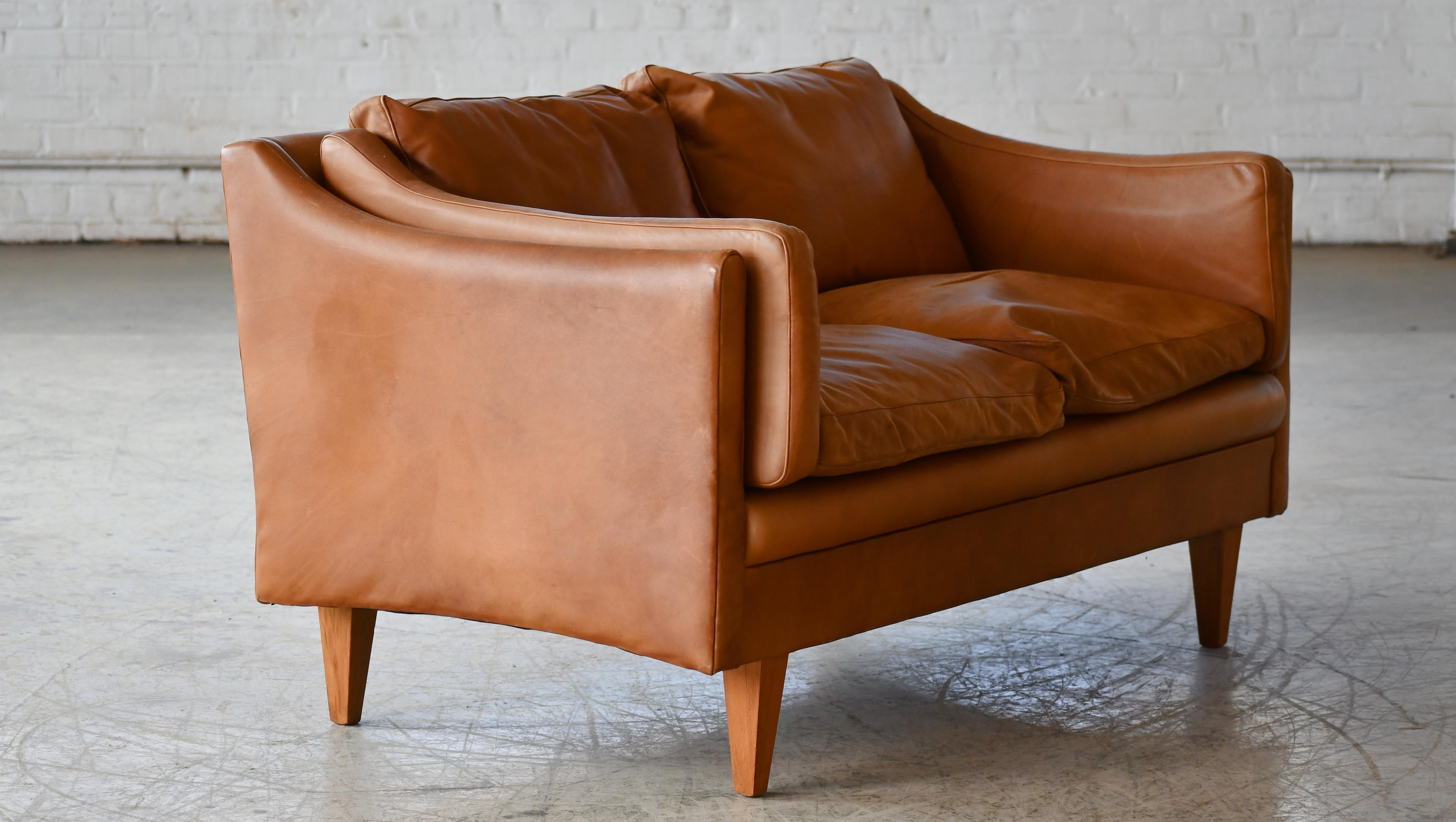 Klassisches dänisches Zweisitzer-Sofa oder Loveseat aus cognacfarbenem Leder aus den 1960er Jahren  (Mitte des 20. Jahrhunderts) im Angebot