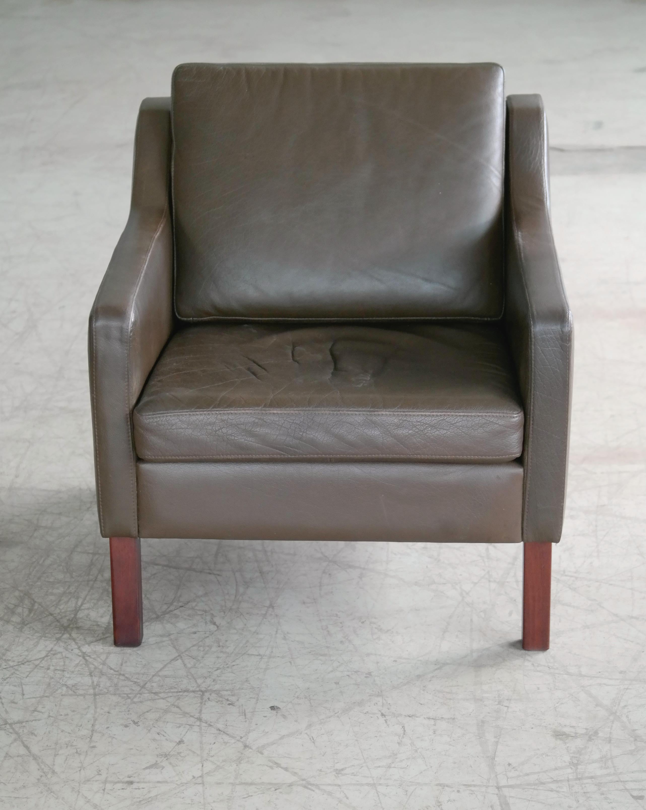 Mogen Hansen produced version of Børge Mogensen's lounge chair model 2421 one of the most elegant classic midcentury Danish lounge chairs ever made and a design that will just never go out of style. Luxurious top grain buffalo leather in a nice dark