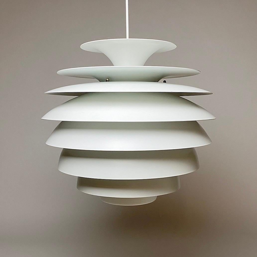 Beautiful Classic Danish ceiling light Barcelona by Bent Karlby.

Eight shades with a beautiful top shade. All white lacquer in excellent condition.

Light source: E27 / E26 Edison screw fitting with new white cord.

Size: 40cm / 15.7”