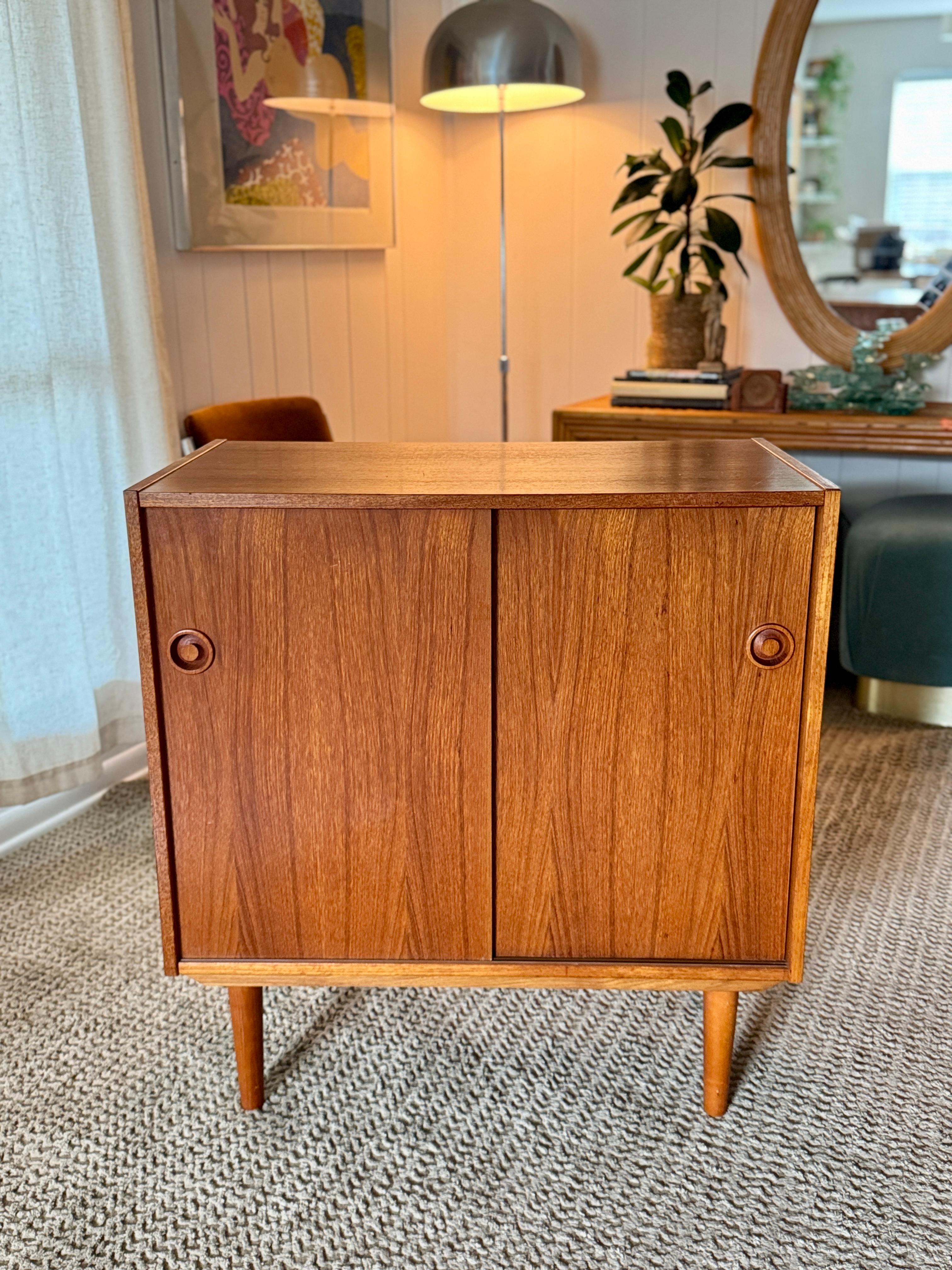 Classic Danish mid century modern teak record cabinet with sliding doors In Good Condition For Sale In Houston, TX