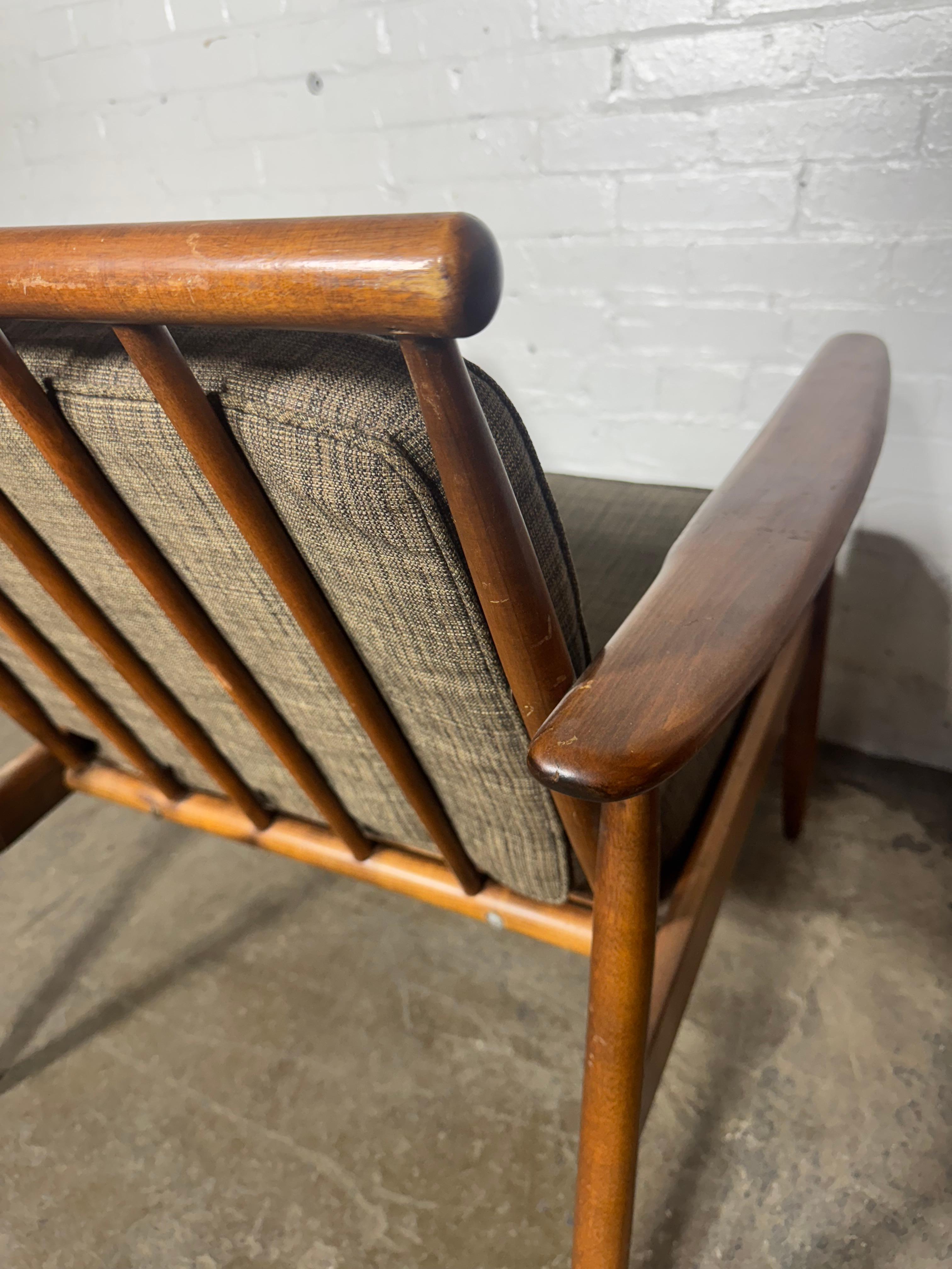 Classic Danish Mid Century Modernist Spindle Back Walnut (Noyer)  Chaise longue en vente 3