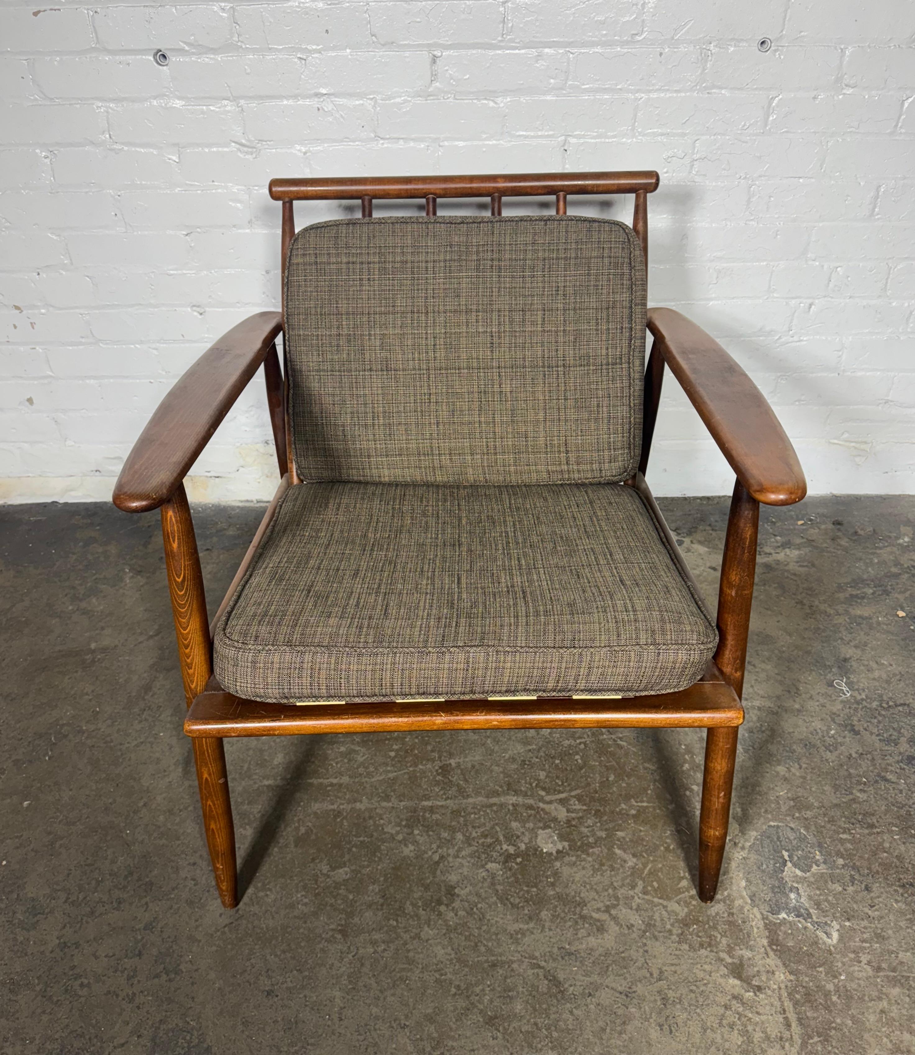Chaise longue classique de style moderniste du milieu du siècle, avec dossier en fuseau et accoudoirs. Fabriqué au Danemark. Design/One. Le siège et les coussins du dossier sont d'origine et ont subi une usure appropriée à leur âge. Les sangles en