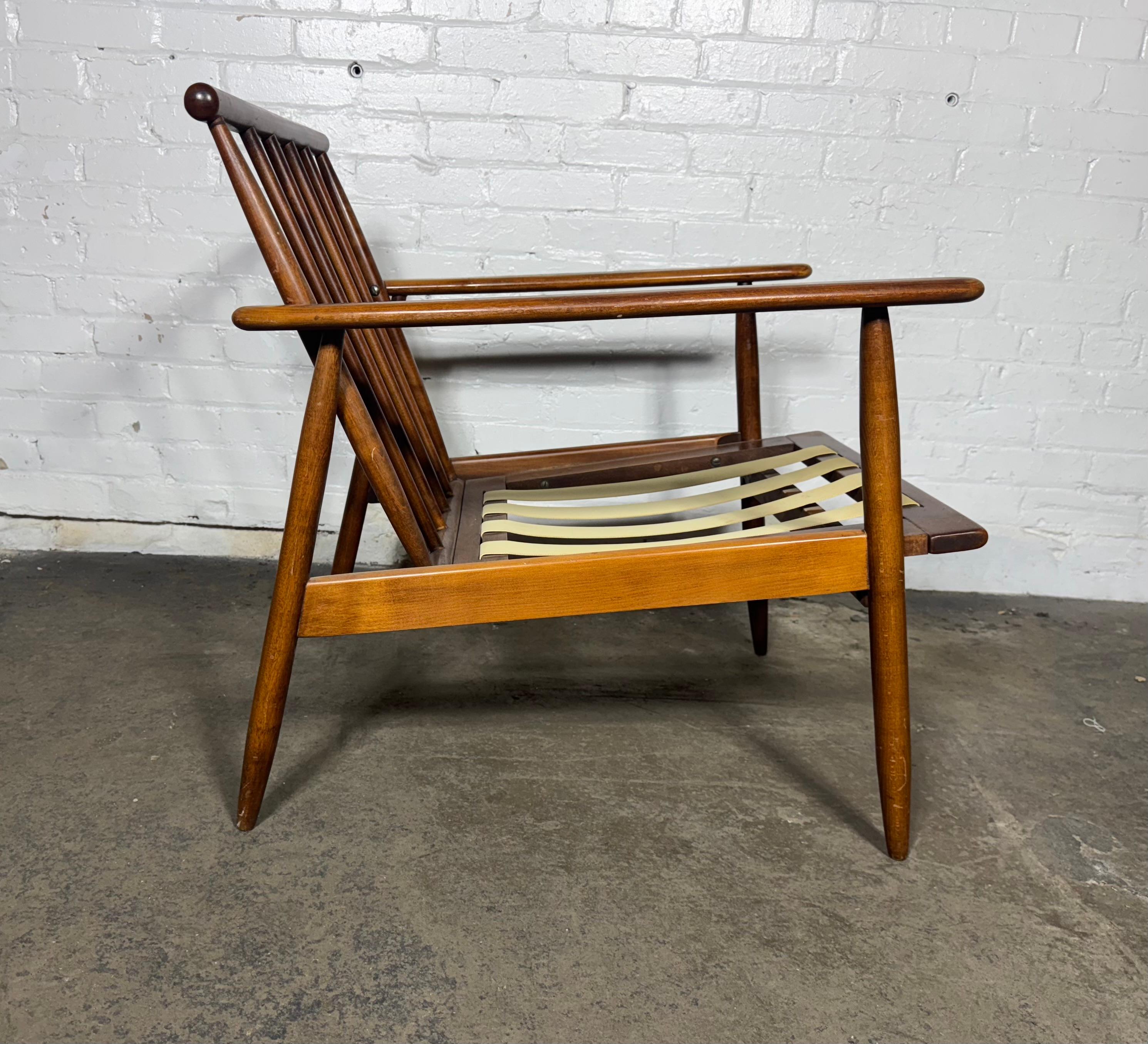Scandinave moderne Classic Danish Mid Century Modernist Spindle Back Walnut (Noyer)  Chaise longue en vente