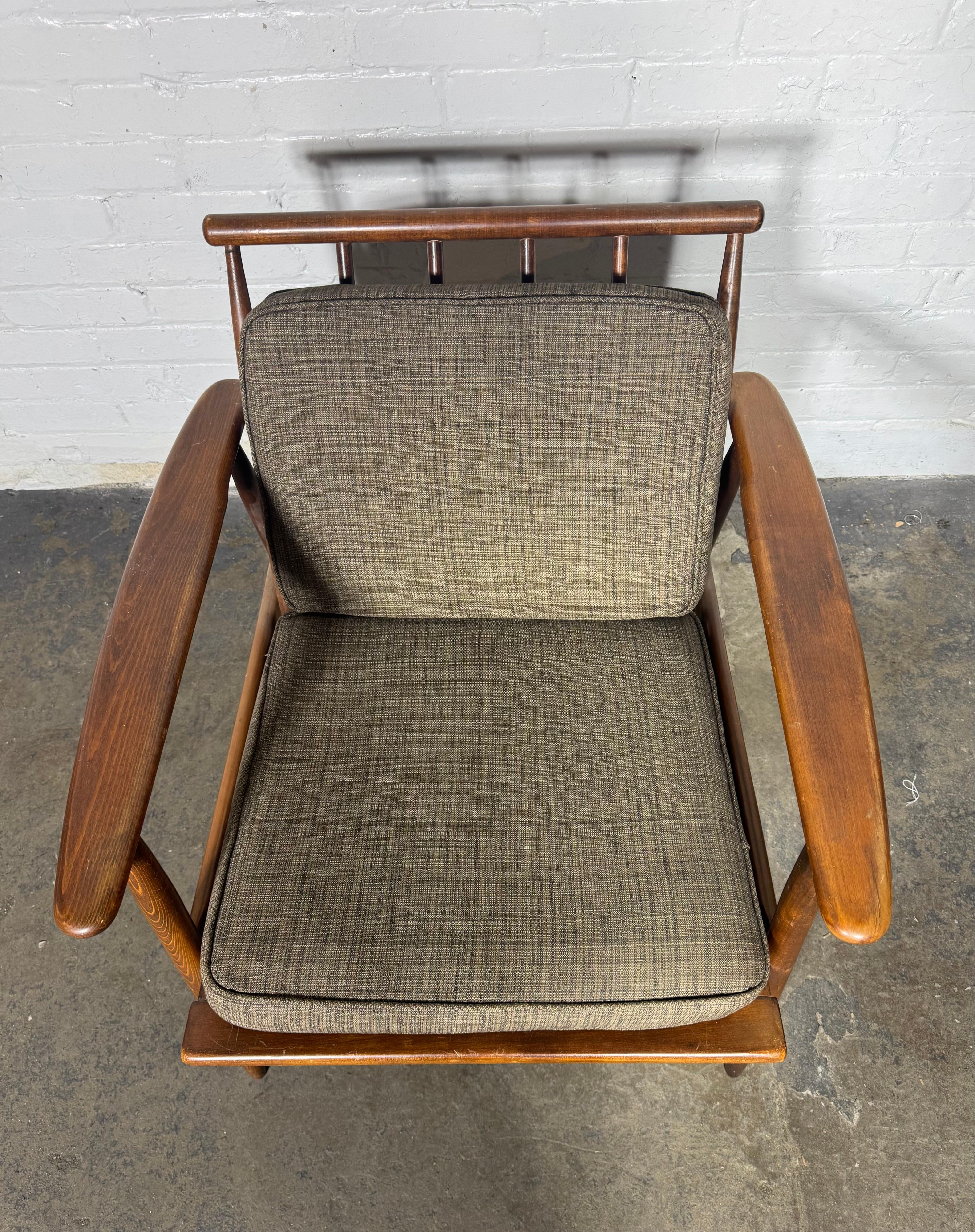 Danois Classic Danish Mid Century Modernist Spindle Back Walnut (Noyer)  Chaise longue en vente