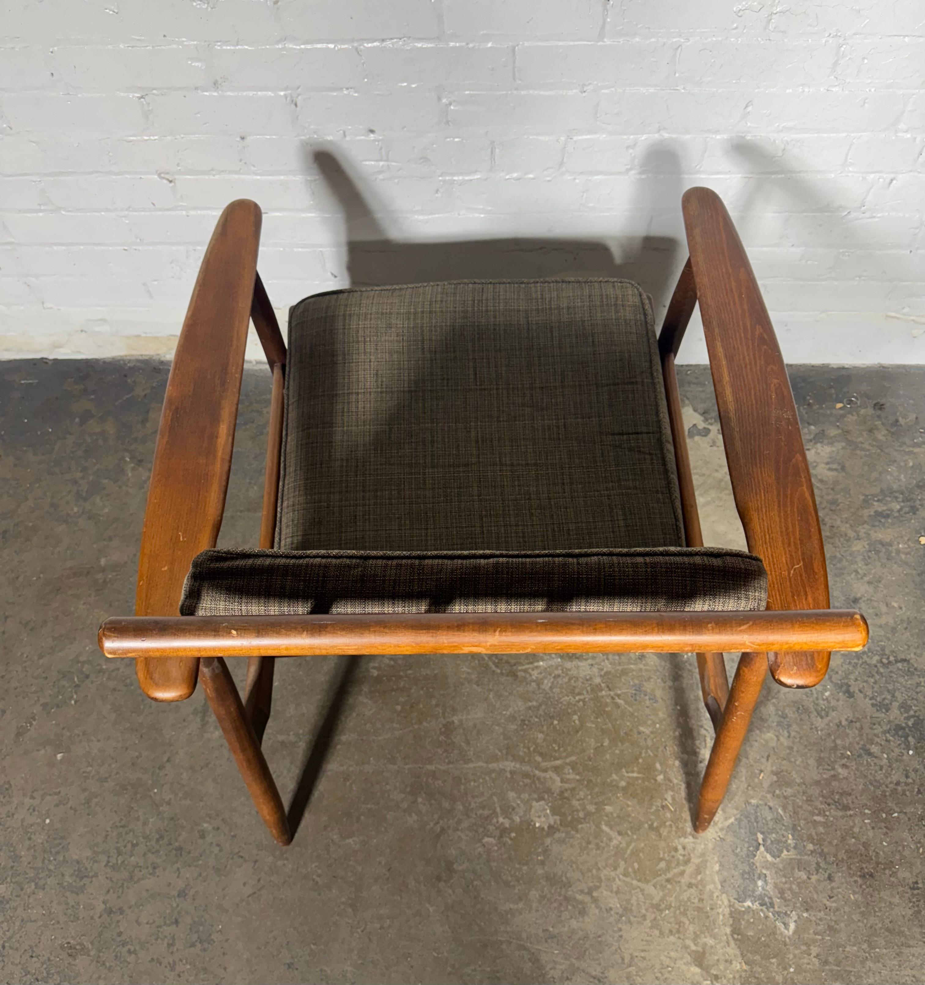 Classic Danish Mid Century Modernist Spindle Back Walnut (Noyer)  Chaise longue Bon état - En vente à Buffalo, NY