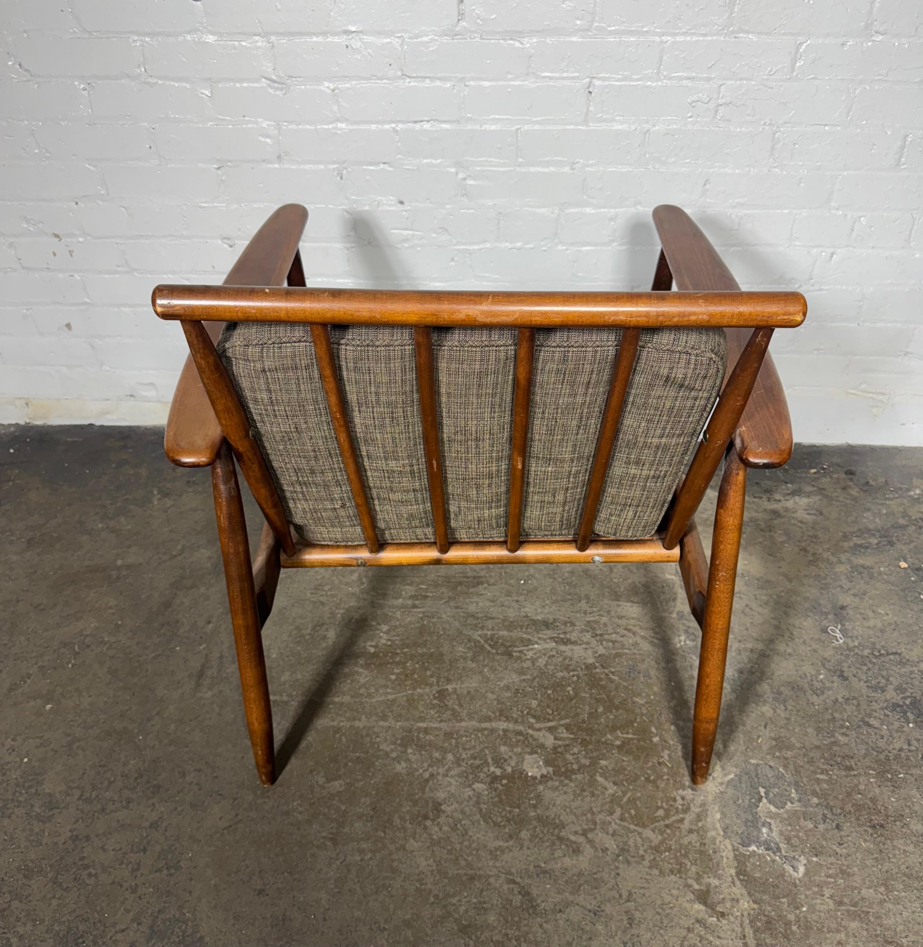 Milieu du XXe siècle Classic Danish Mid Century Modernist Spindle Back Walnut (Noyer)  Chaise longue en vente
