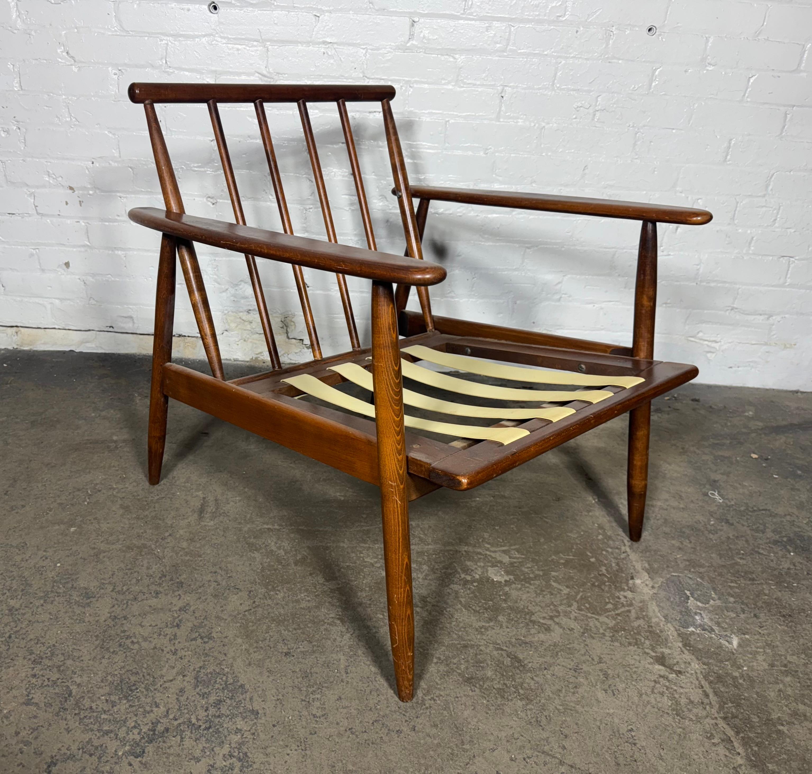 Tissu Classic Danish Mid Century Modernist Spindle Back Walnut (Noyer)  Chaise longue en vente