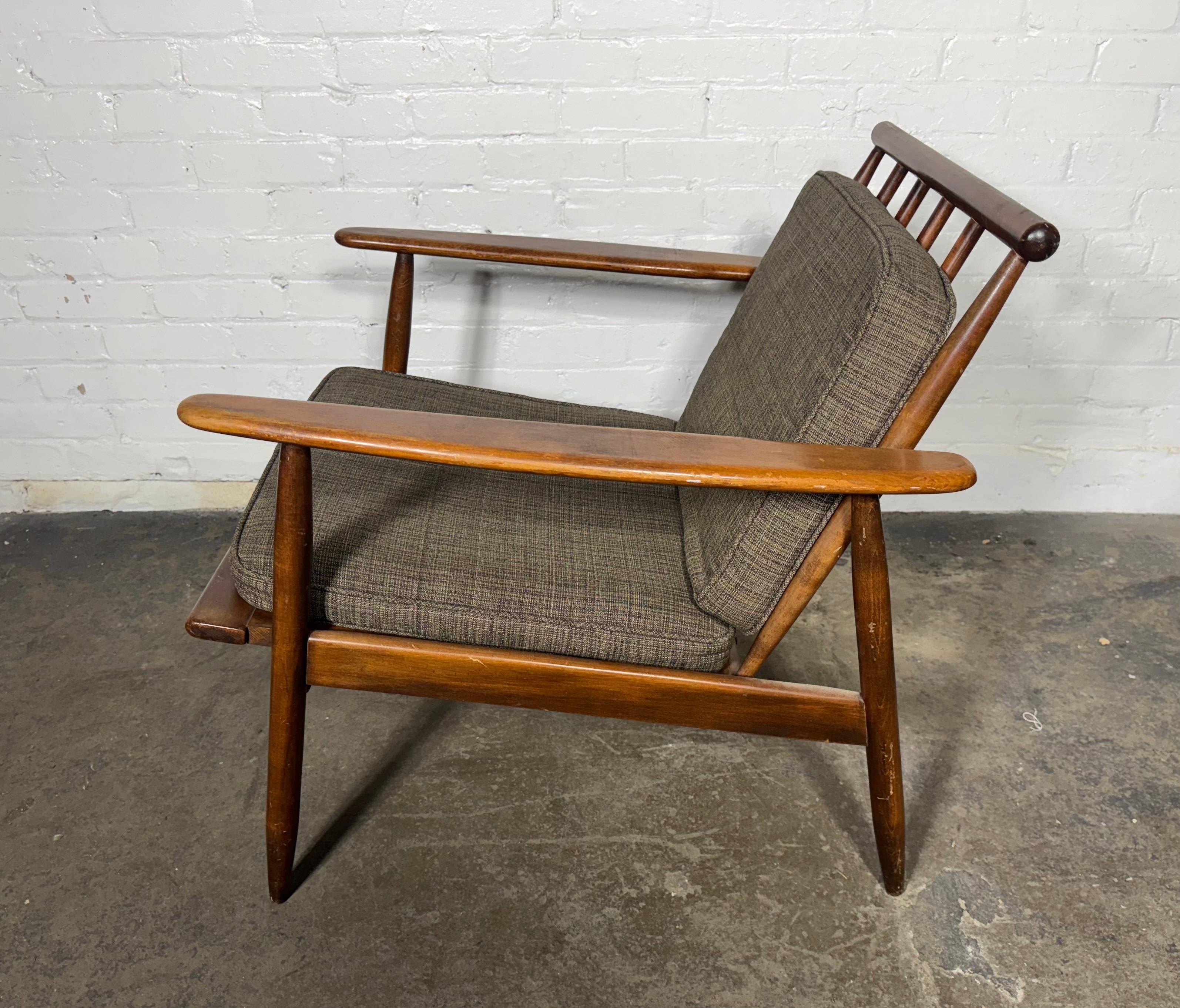 Classic Danish Mid Century Modernist Spindle Back Walnut (Noyer)  Chaise longue en vente 1