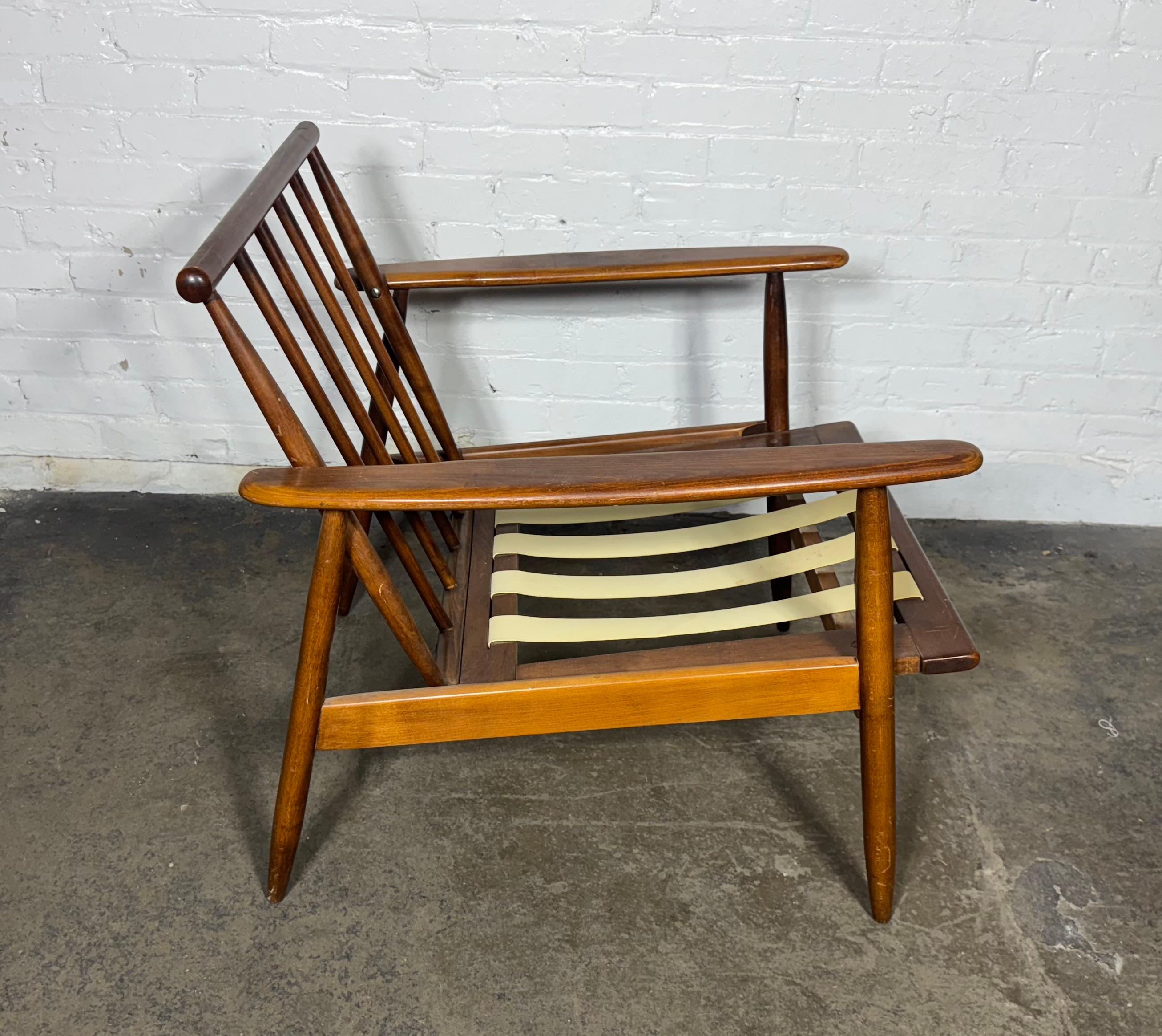 Classic Danish Mid Century Modernist Spindle Back Walnut (Noyer)  Chaise longue en vente 2