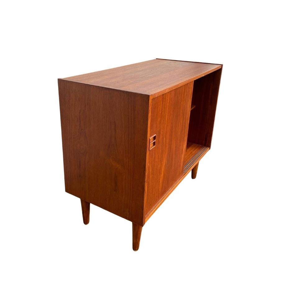 Dänisches Sideboard aus Teakholz aus der Mitte des Jahrhunderts im Zustand „Hervorragend“ im Angebot in Copenhagen, DK