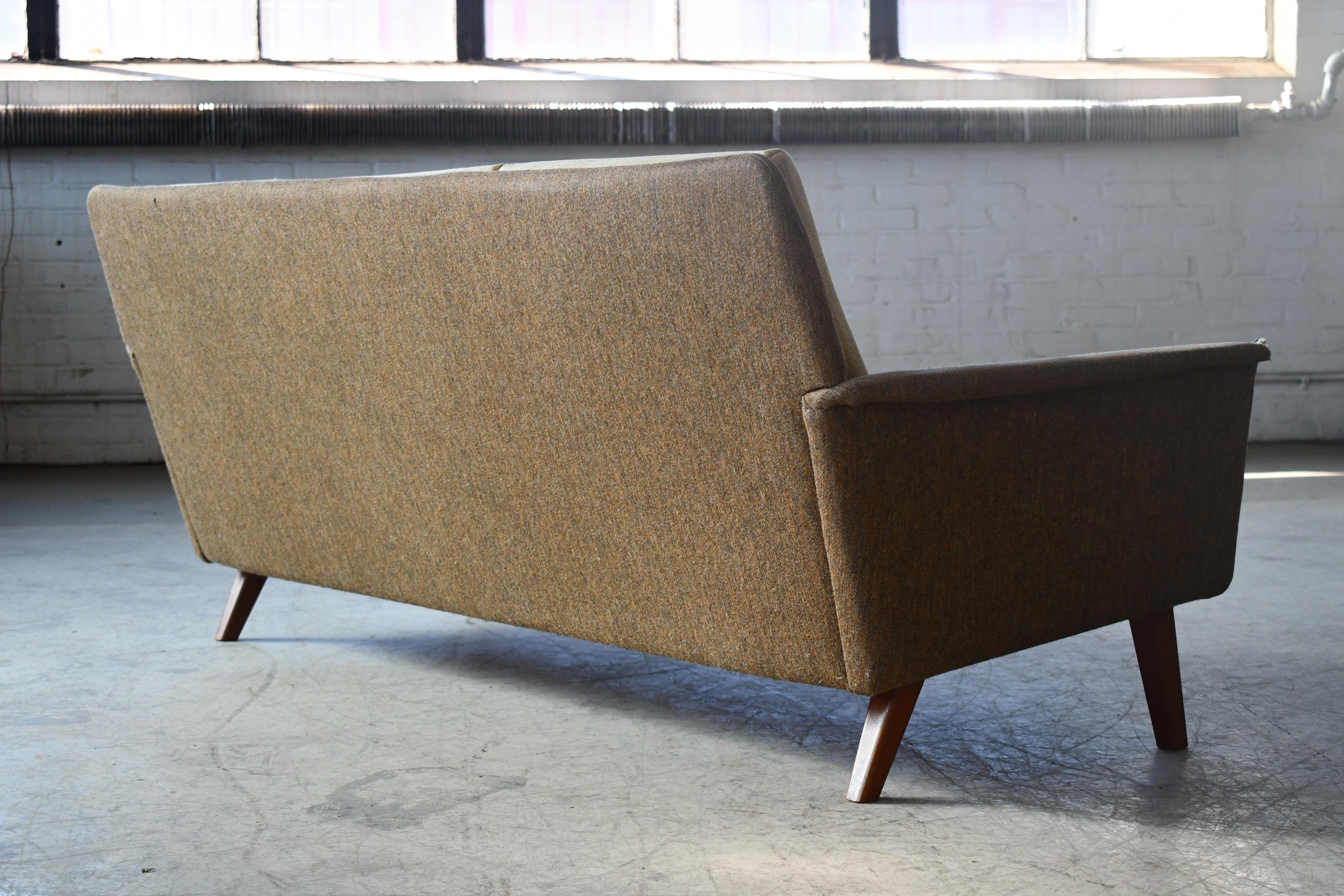 Canapé danois classique du milieu du siècle dernier de Folke Ohlsson pour Fritz Hansen, années 1950 Bon état - En vente à Bridgeport, CT