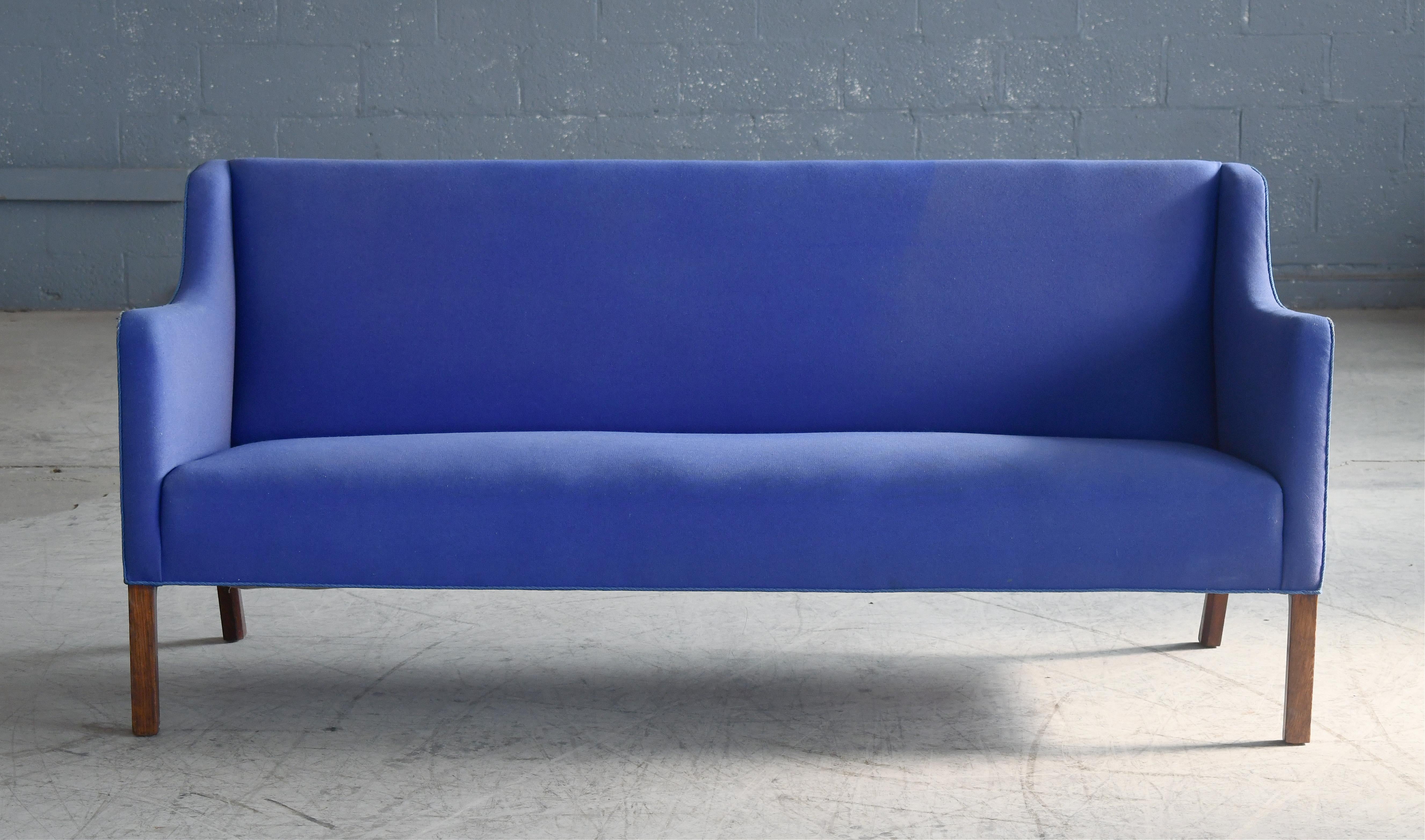 Schönes klassisches dänisches Design, sehr ähnlich dem Modell JH180 von Grete Jalk für Johannes Hansen. Das Design stammt aus den frühen 60er Jahren, aber dieses Sofa scheint irgendwann in den 1970er Jahren hergestellt worden zu sein. Einfaches,