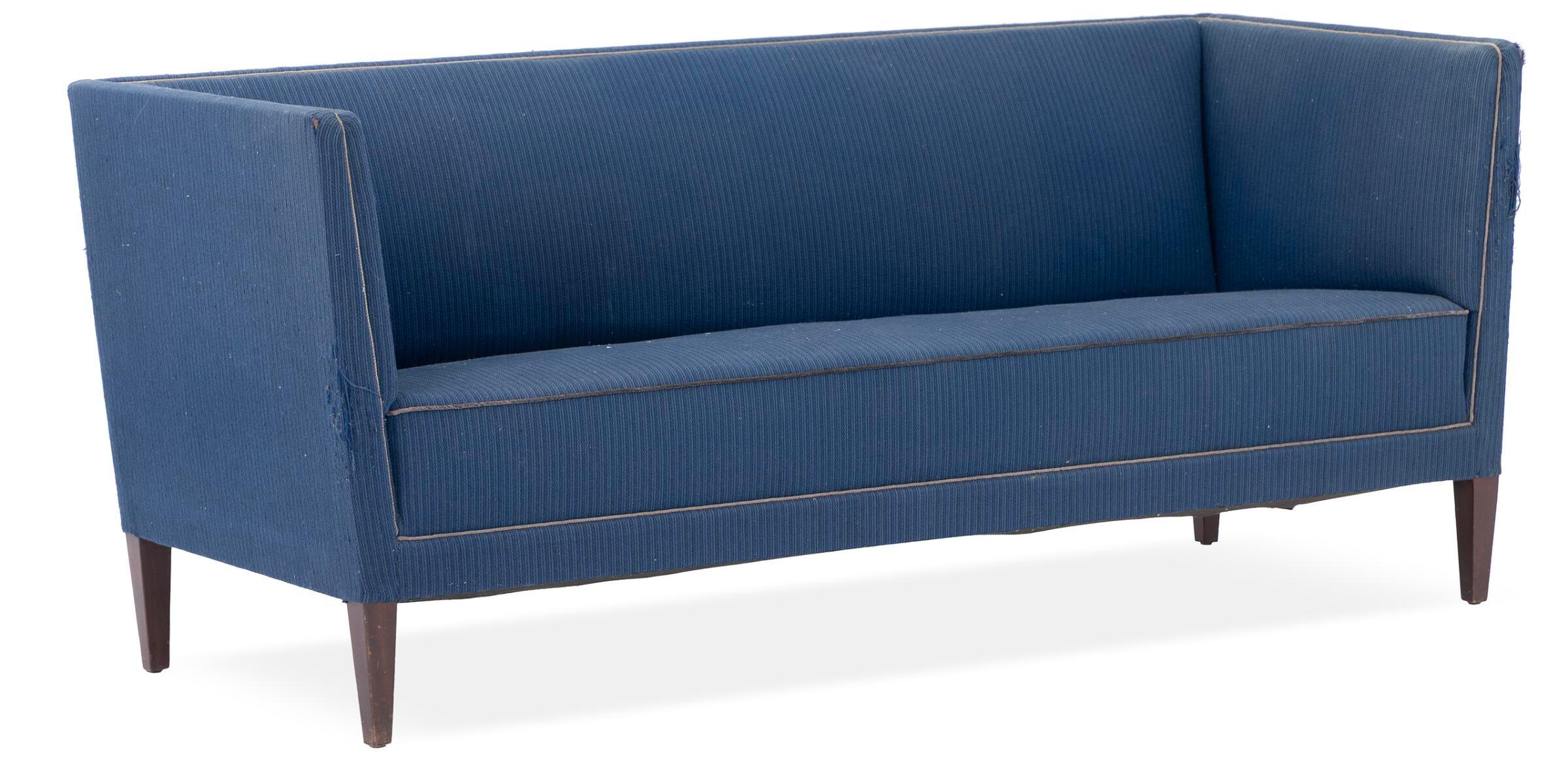 Líneas clásicas y muy elegantes de uno de los primeros diseñadores icónicos daneses, realizado entre 1945 y 1950. El respaldo y el asiento son agradables y firmes, y el armazón levantado sobre patas de caoba cubana sigue siendo robusto. El tejido