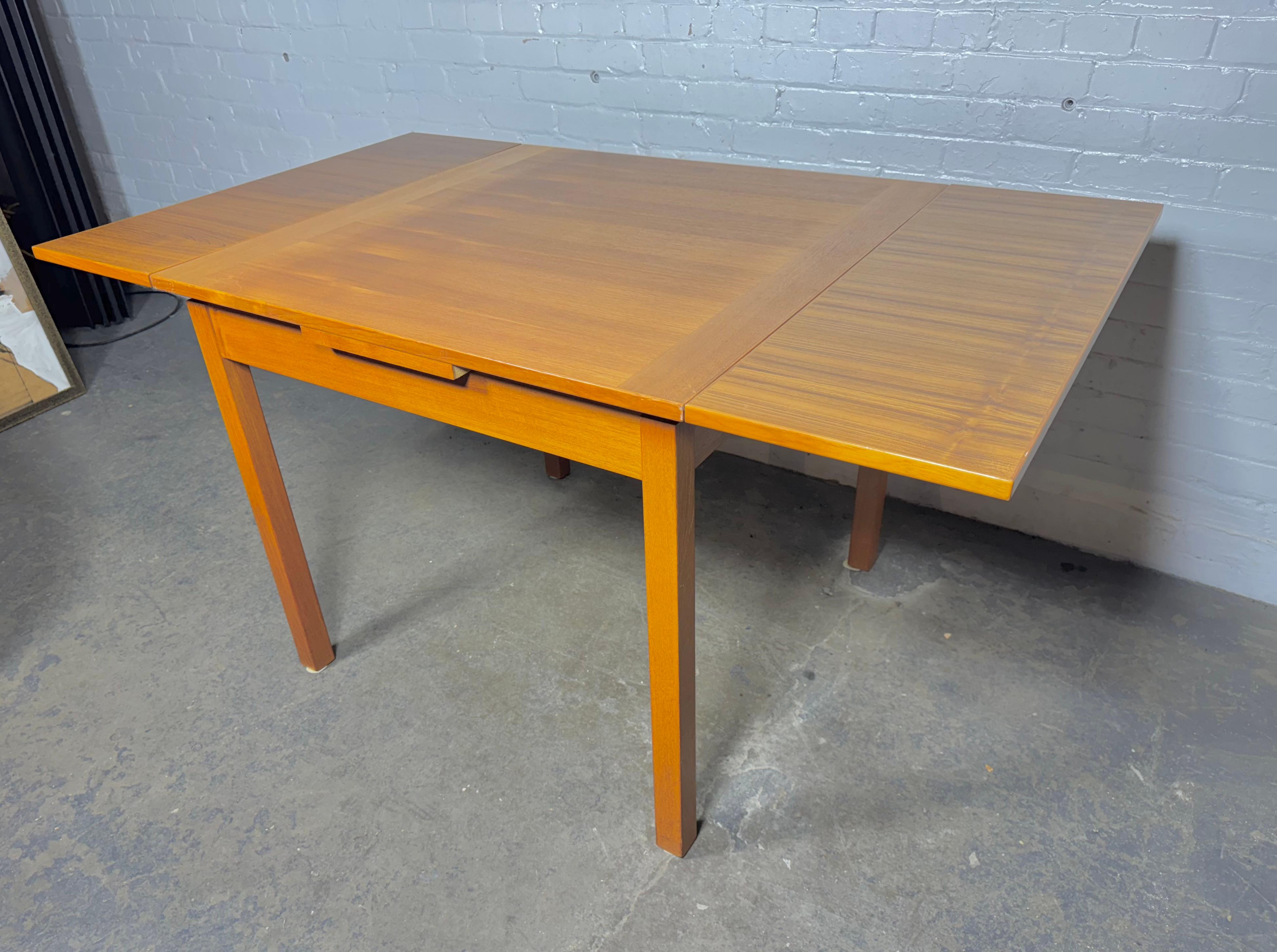 Set de dinette danois classique et moderne / extension par Erik Buch pour Findahl's Mobler en vente 6