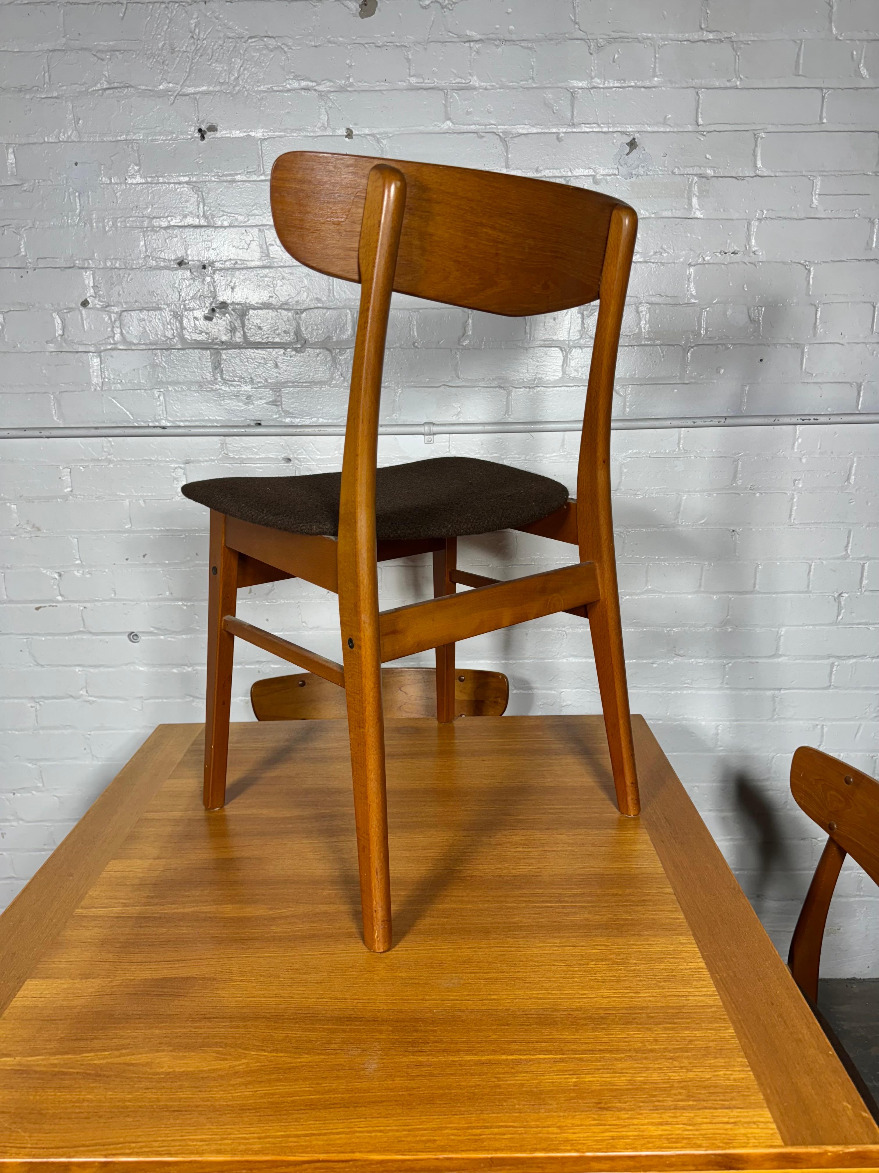 Salle à manger classique danoise moderne /  Ensemble dinette avec rallonges, conçu par Erik Buch pour Findahl's Mobler, Grandes proportions, Parfait pour un petit espace...... dinette, cubby, nook, La table mesure 34