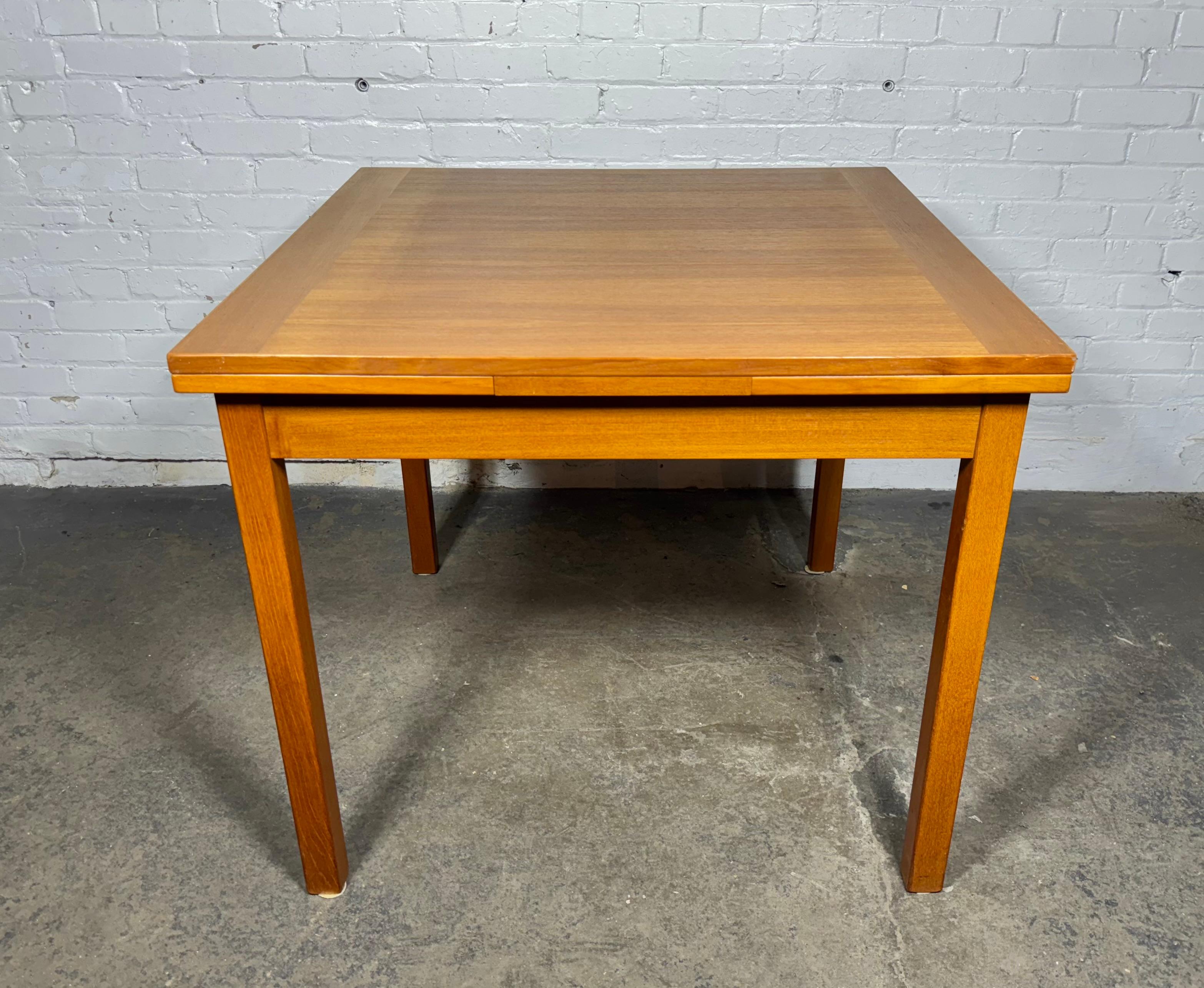 Scandinave moderne Set de dinette danois classique et moderne / extension par Erik Buch pour Findahl's Mobler en vente