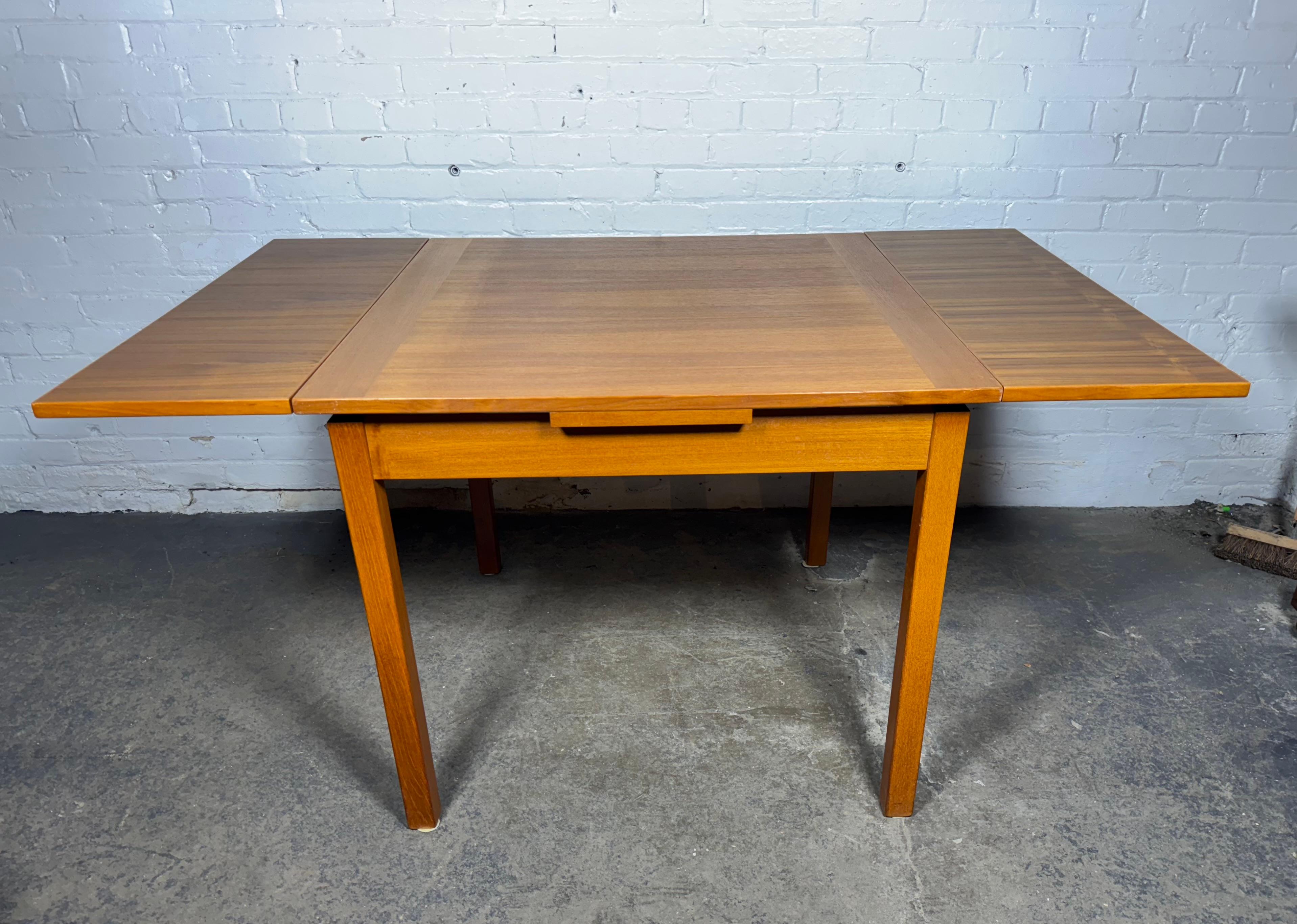 Set de dinette danois classique et moderne / extension par Erik Buch pour Findahl's Mobler Bon état - En vente à Buffalo, NY